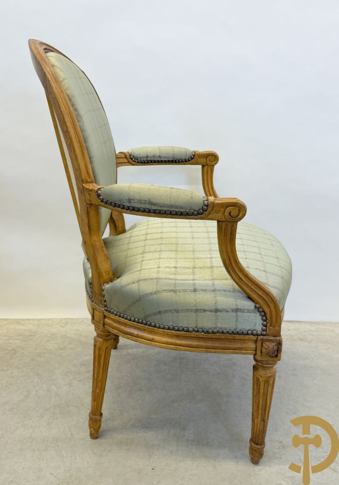 Paar Louis XVI stijl armzetels met ovale medaillon - op gecanneleerde poten
