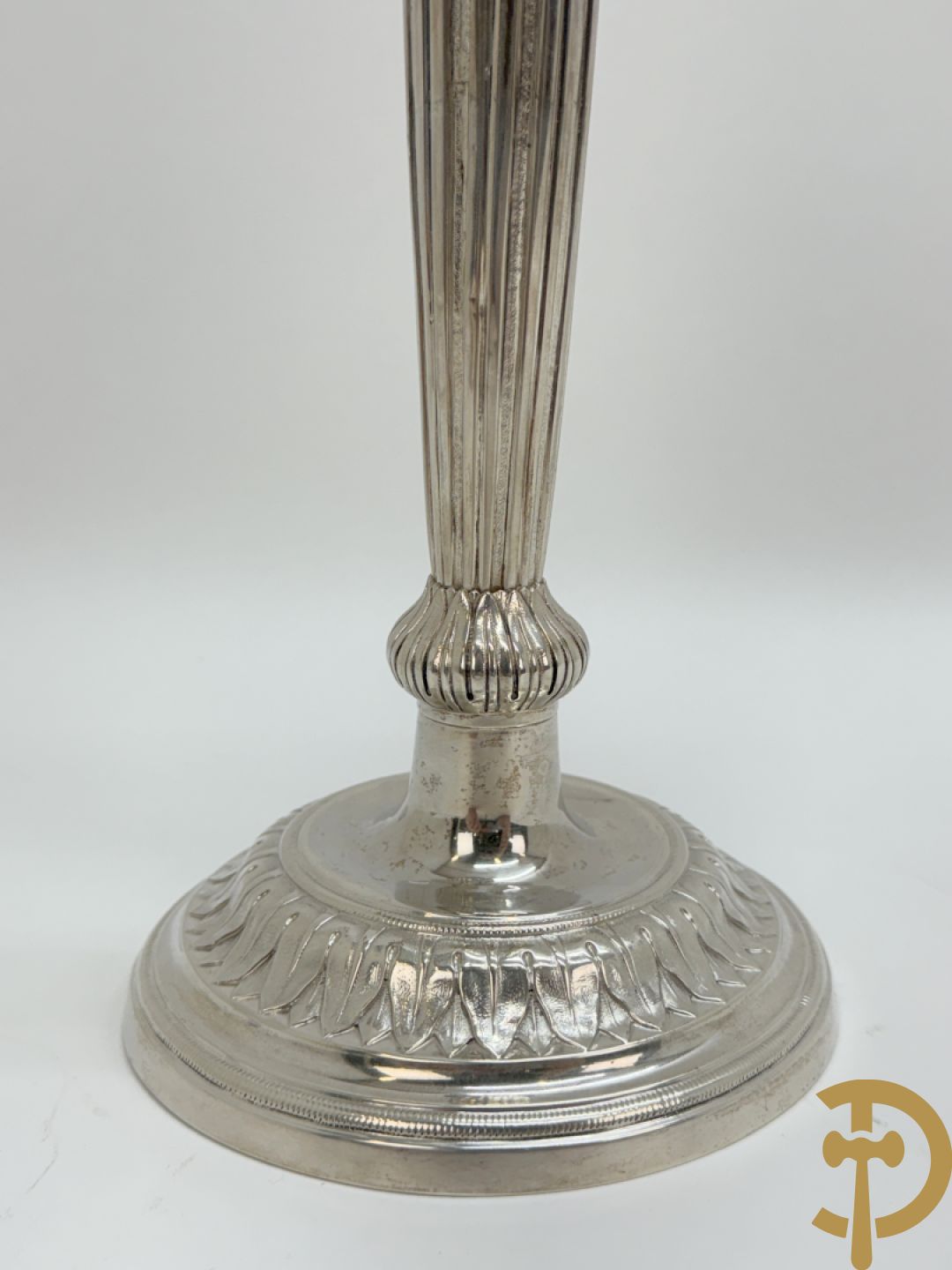 Paar massief zilveren kandelaars met gestyleerd bloemenmotief, één ervan gemerkt met stempel van Jan Baptist Verberckt, andere kandelaar met verschillende stempels met o.a. Antwerpen 1784