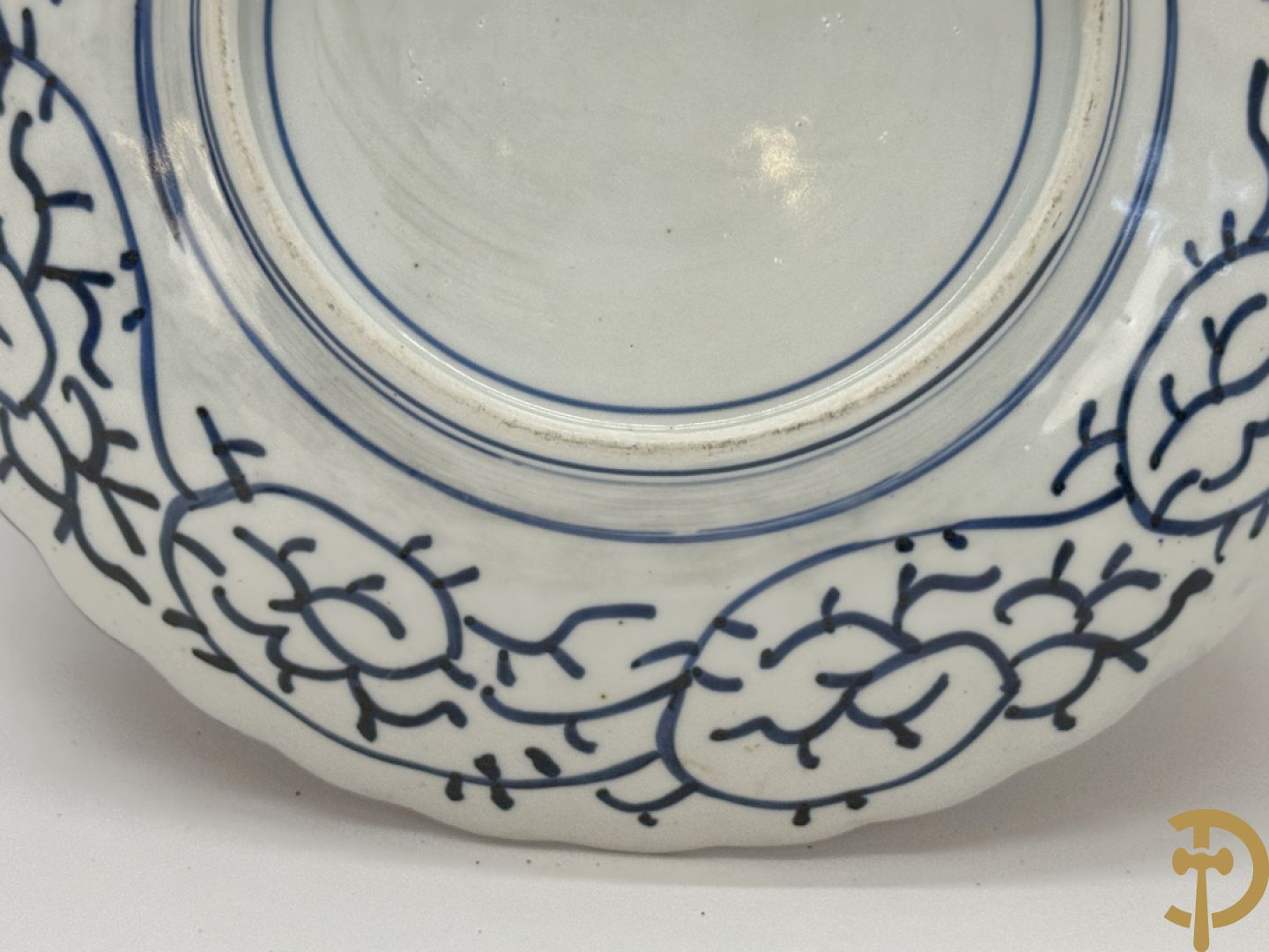 Twee porseleinen Imari schotels