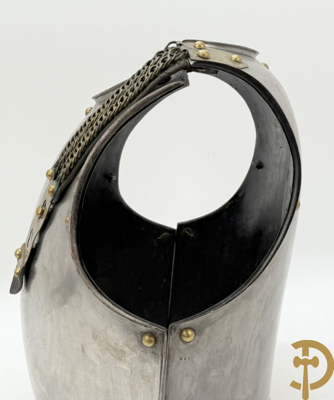 Frans metalen borststuk/ kuras voor de cavalerie met lederen riem en koperen stukken, Manufacture de Klingenthal 1828, 19e