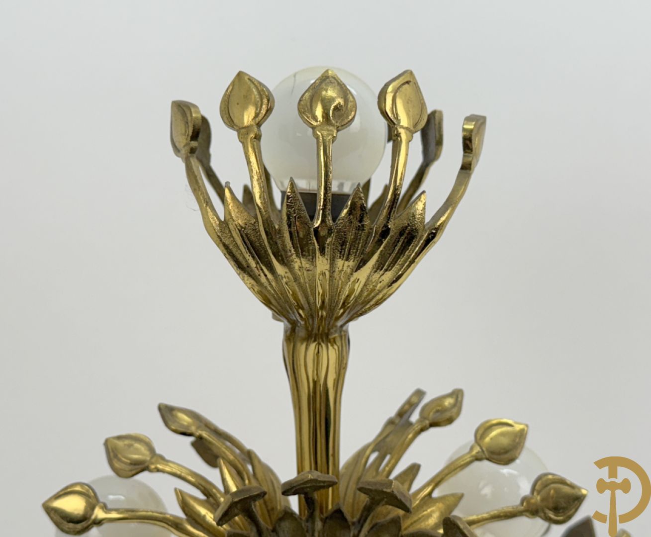 Paar koperen vierarmige lampen met gestyleerde bloemen-en plantenmotieven, Jugendstil