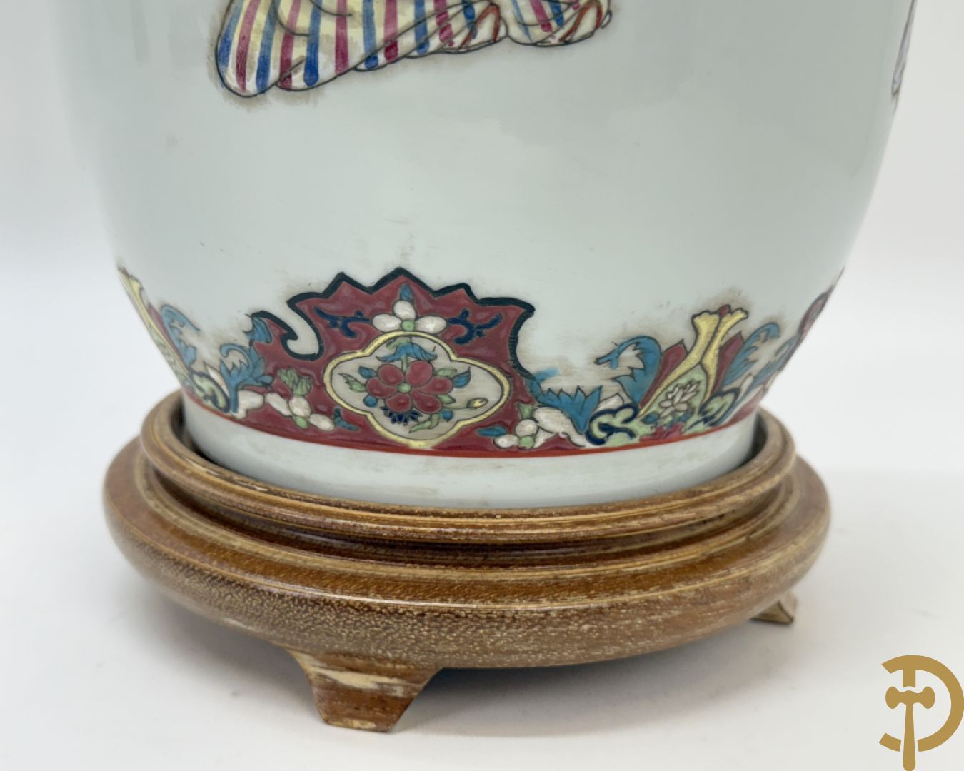 Paar porseleinen Chinese vazen met decor van personages en Chinese tekens, handgekleurd
