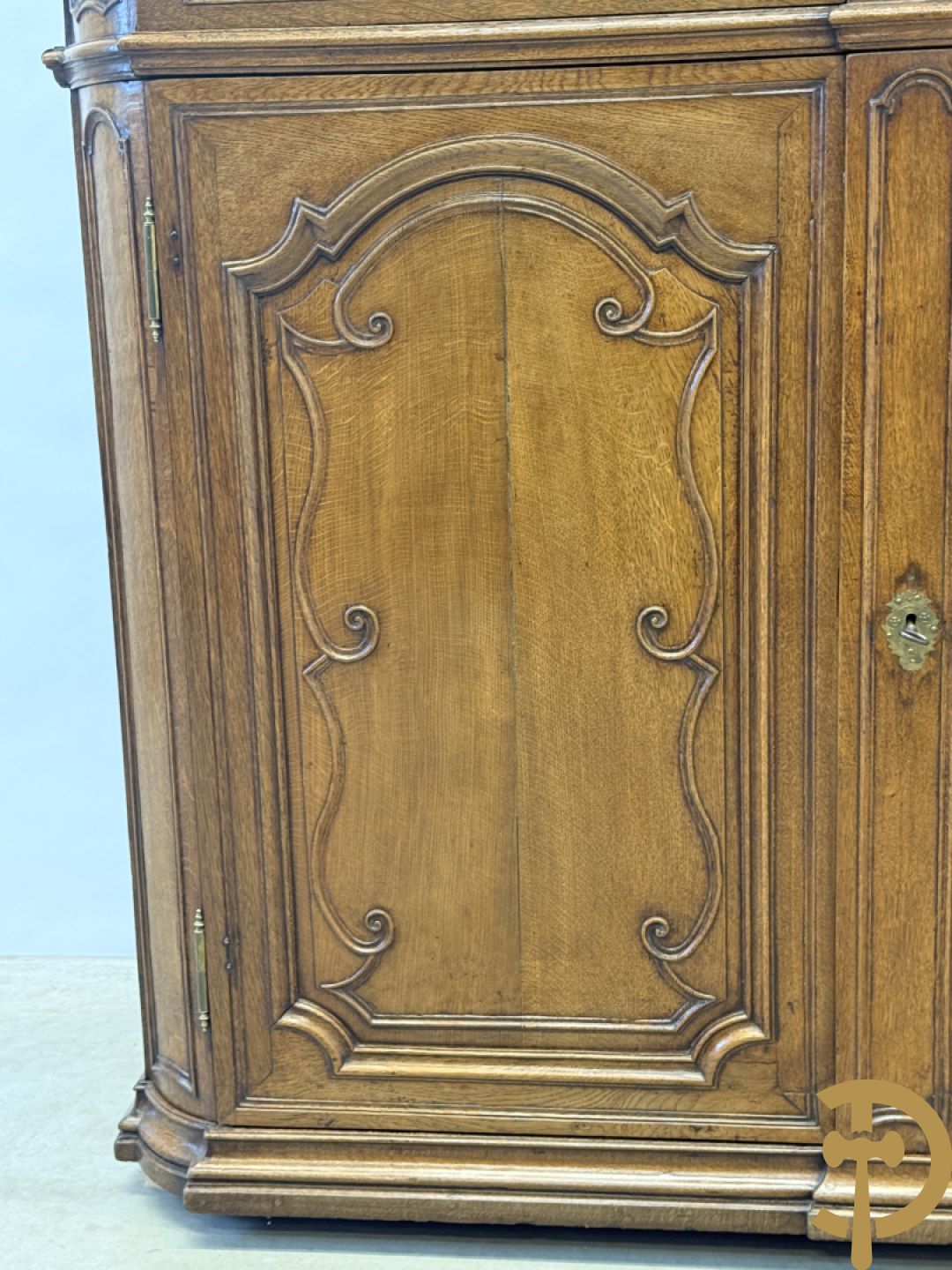 Massief eiken Luikse vitrinekast, boven met 2 beglaasde deuren en gebogen kop, Louis XV stijl, 18e