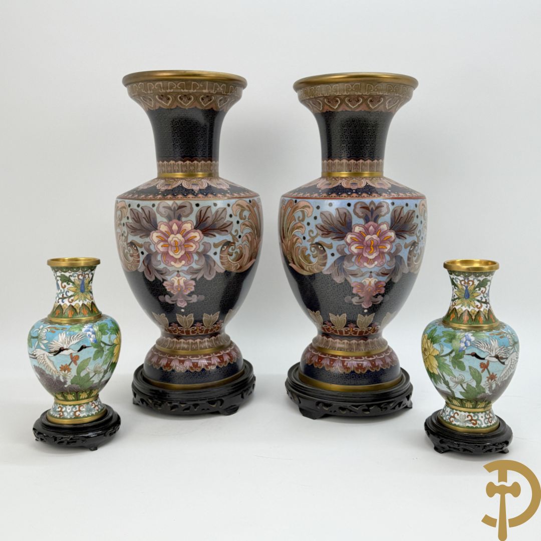 Paar ballustervormige cloisonévazen met decor van vogels en bloemen - op houten sokkel + paar kleine cloisonévazen met vogel en bloemendecor - op houten sokkel