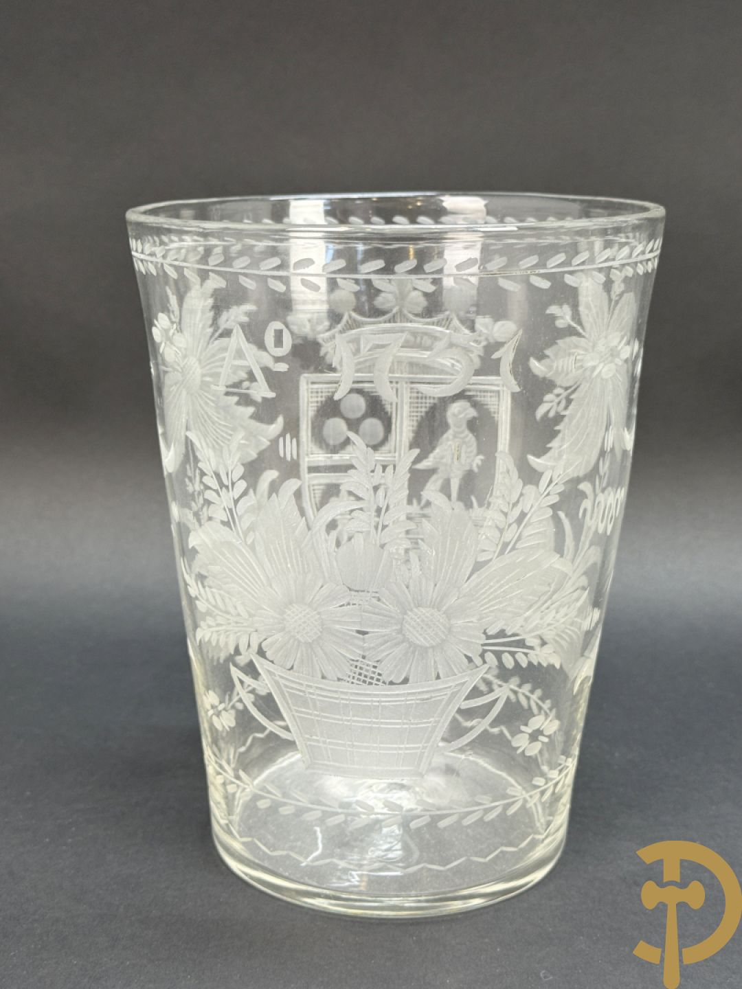 Handgeslepen flessenhouder met dubbel decor van wapenschild en geëtst bloemendecor, gedateerd 1751 + schenkkan met zilveren tuit + 2 coupes + pique fleur + veldfles
