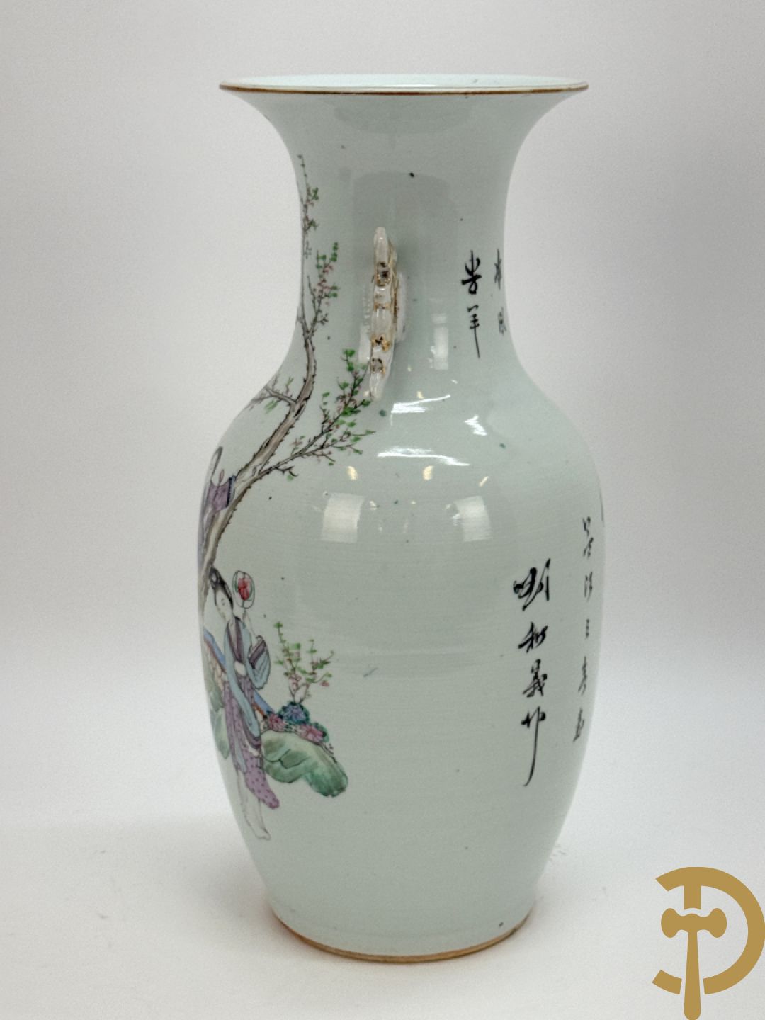 Chinese porseleinen vaas met decor van dames in landschap