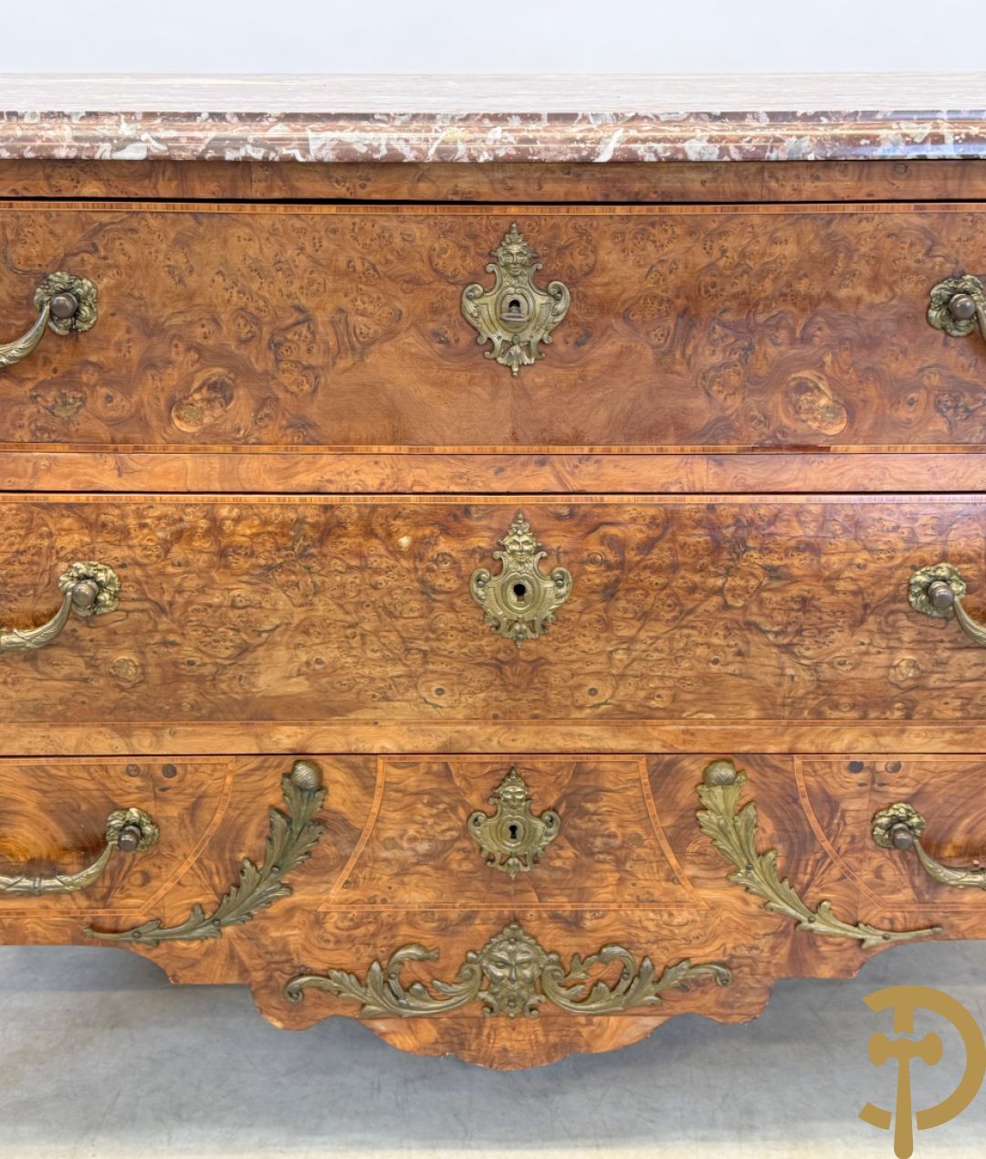 Wortelnotehouten drieladencommode met bronsbeslag van mazarinkoppen en accanthusranken, bovenaan met rood geaderd marmeren blad