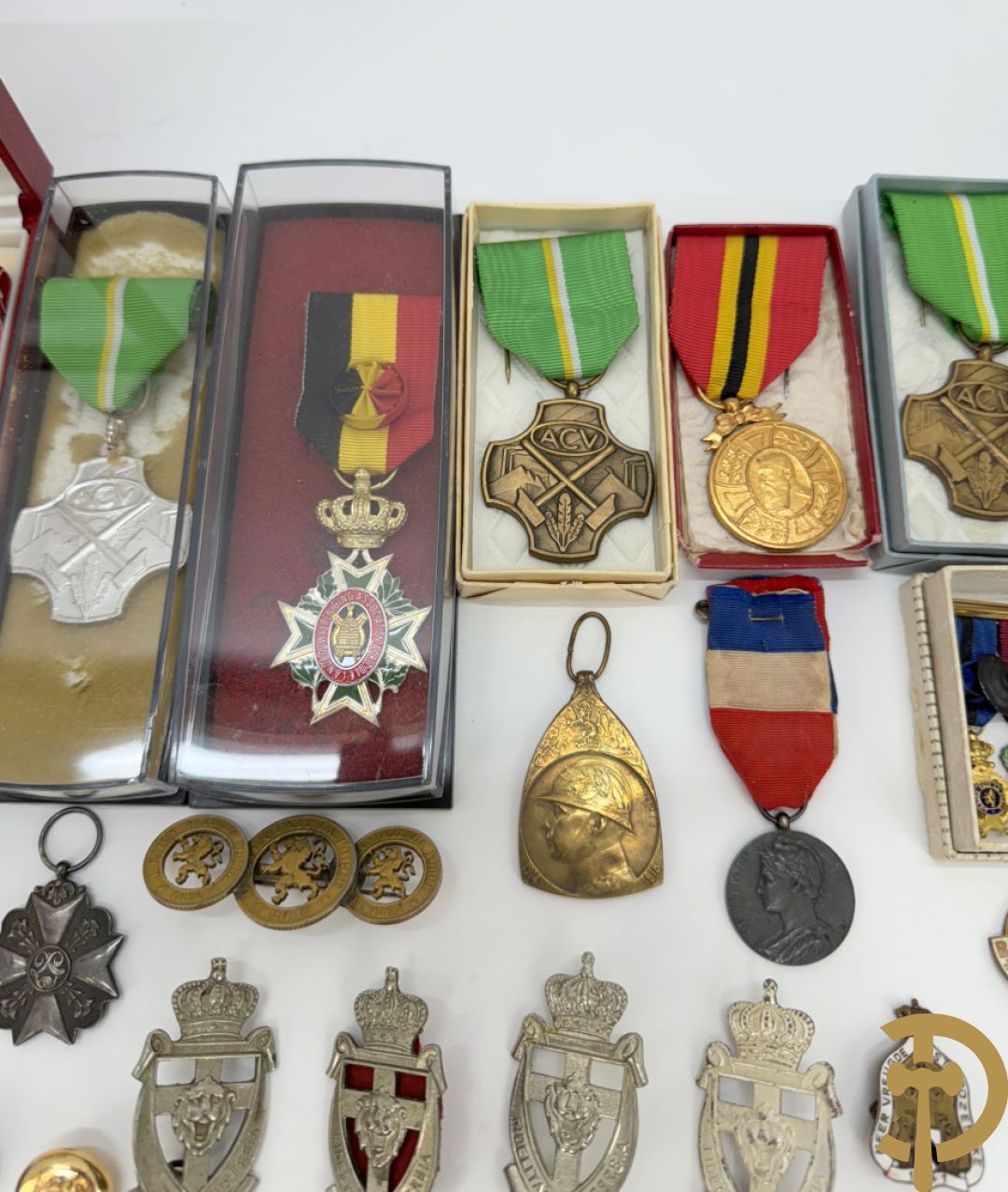 Lot insignes en medailles
