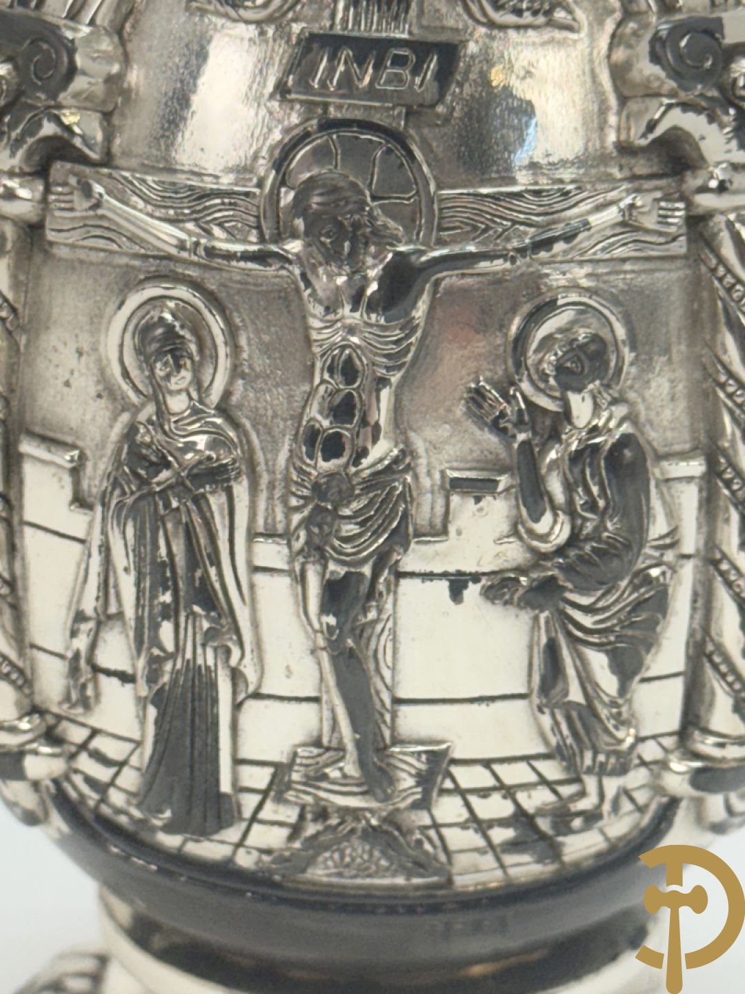 Grieks orthodox ei met 4 religieuse scènes met zilver bekleed.