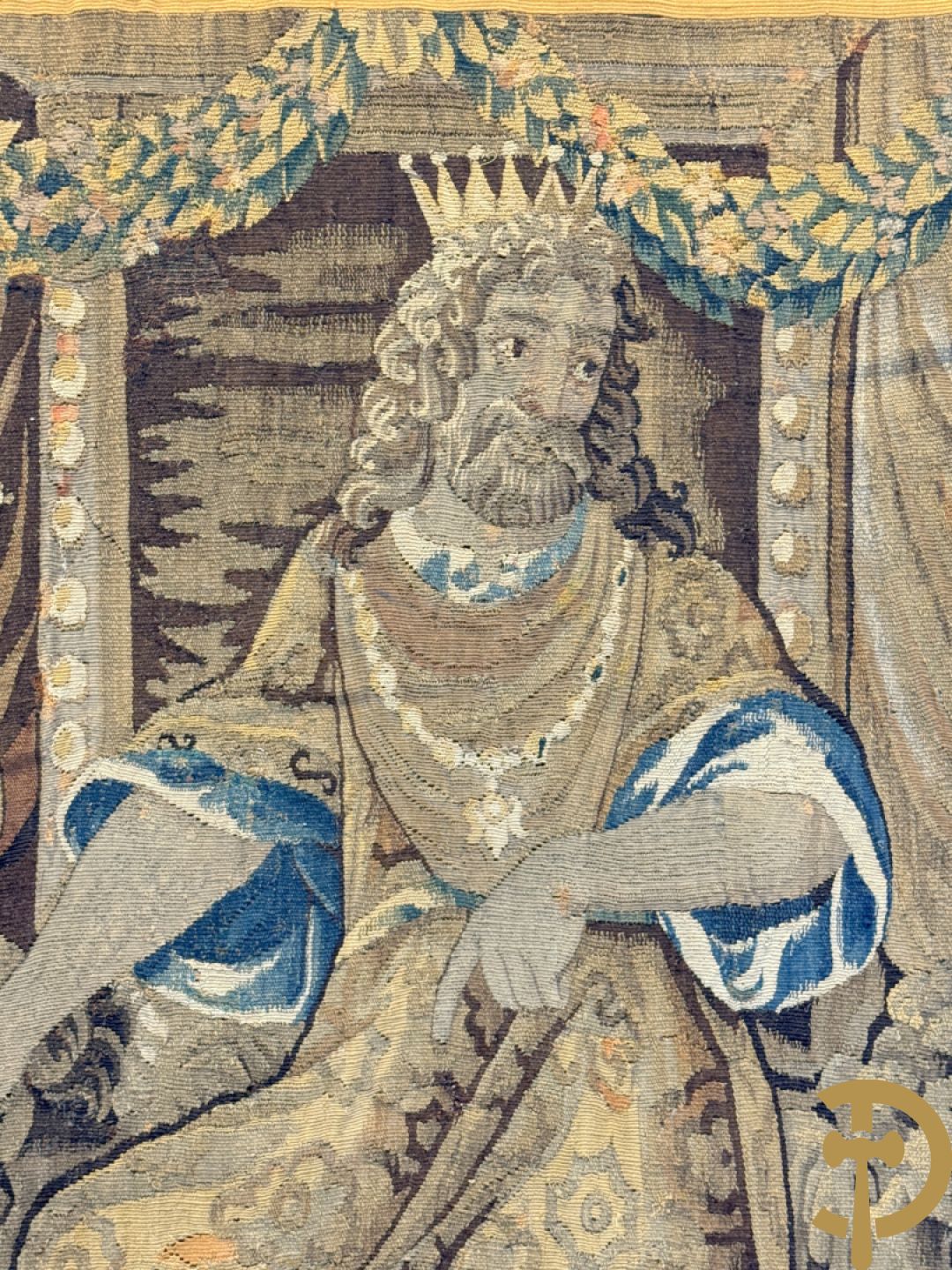 Vlaams handgeknoopt wandtapijt met geanimeerde scène met Konong en honden, omgeven door florale omranding, 18e