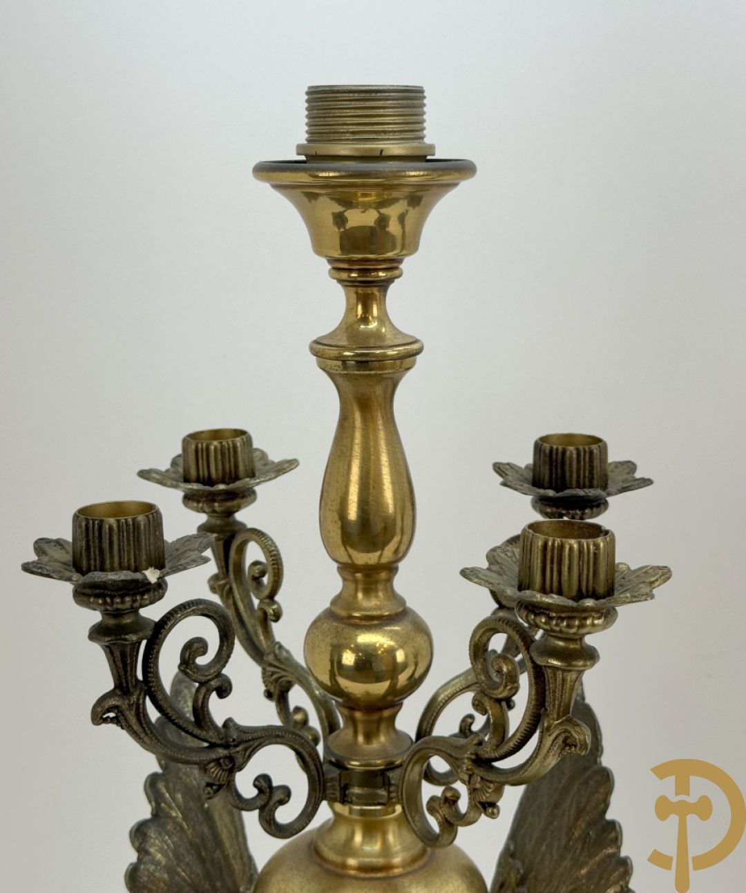 Paar vintage lampadaires met adelaar, bovenaan bekroond met 4 kaarsenhouders en lichtpunt