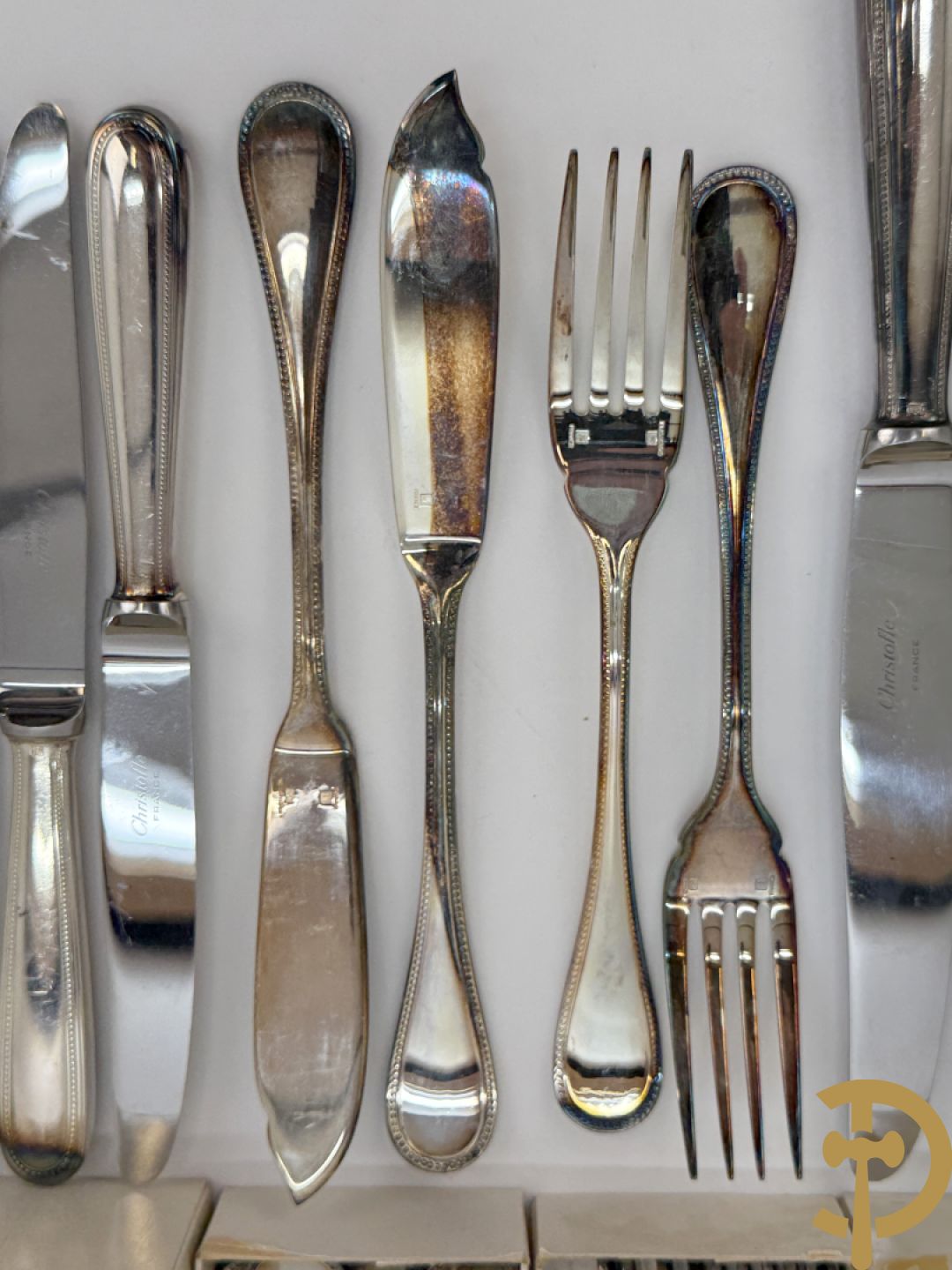 Christofle perlé bestek bestaande uit 8 reeksen van 12 stuks : vorken, lepels, messen, visvorken, vismessen, dessertmessen, taartvorkjes en koffielepels