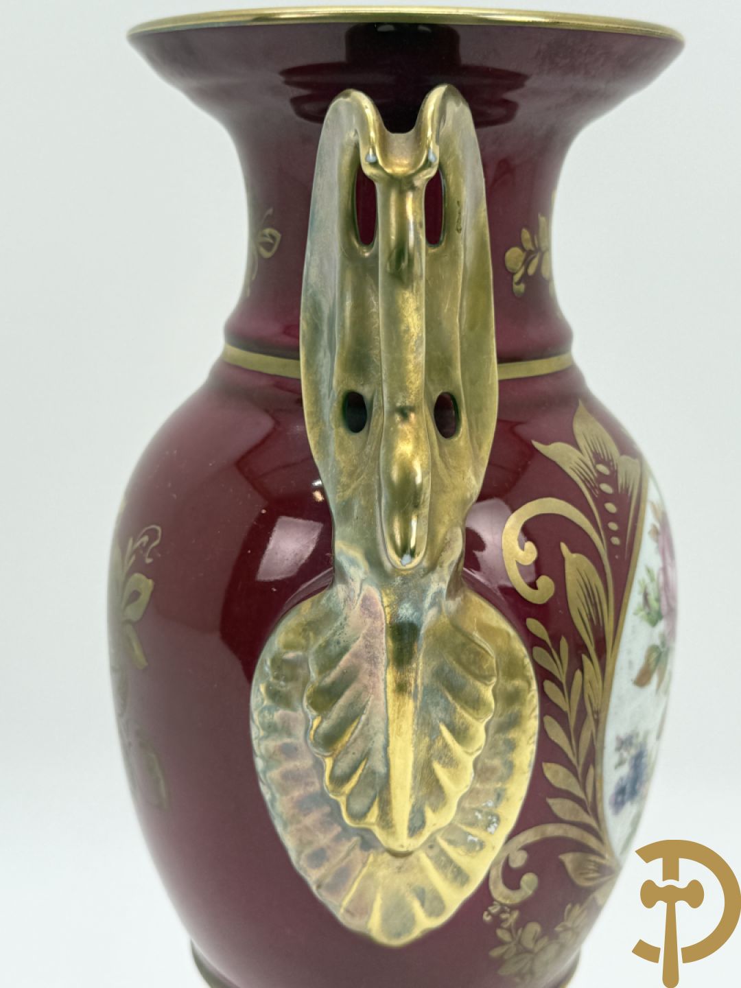 Sèvres cachepot met dubbel decor van handbeschilderde romantische dames en bloemendecor + cachepot in Frans porselein met bloemendecor gevat in bronzen houder + Limoges medici vaas met zwanehalzen