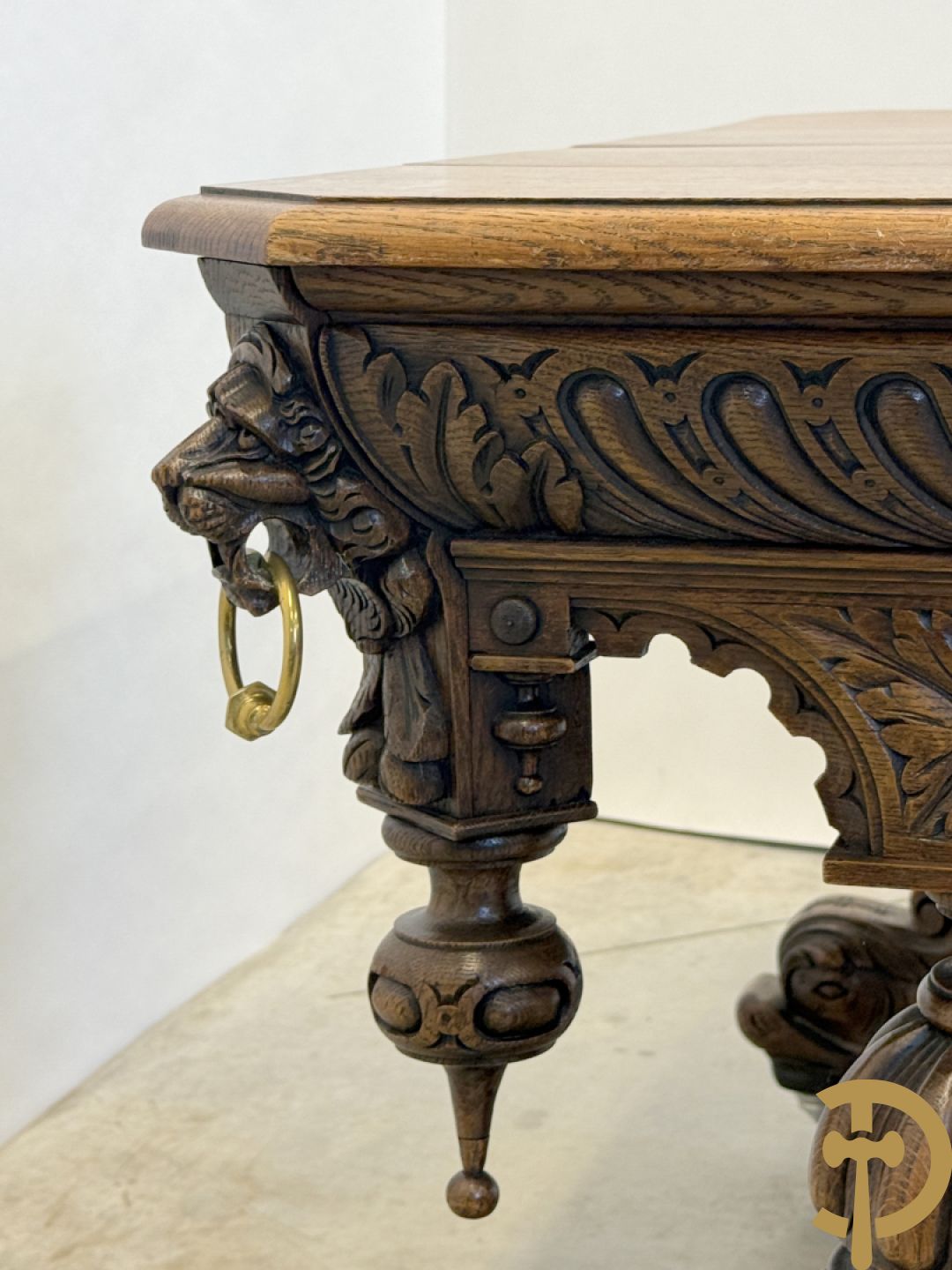 Massief eiken dolfijnetafel met knorrenlijst en leeuwenkoppen, Neo Renaissence stijl + 6 eiken stoelen met sculptuur