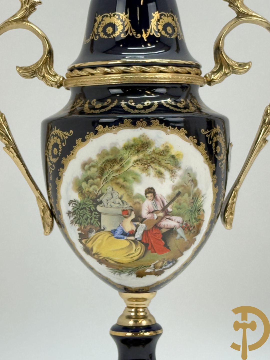 Driestel Sèvres stijl bestaande uit paar dekselpotiches met koperen ornamenten en romantisch decalcomanie decor, Sèvres stijl+ dekselcoupe met Sèvres en romantisch decor
