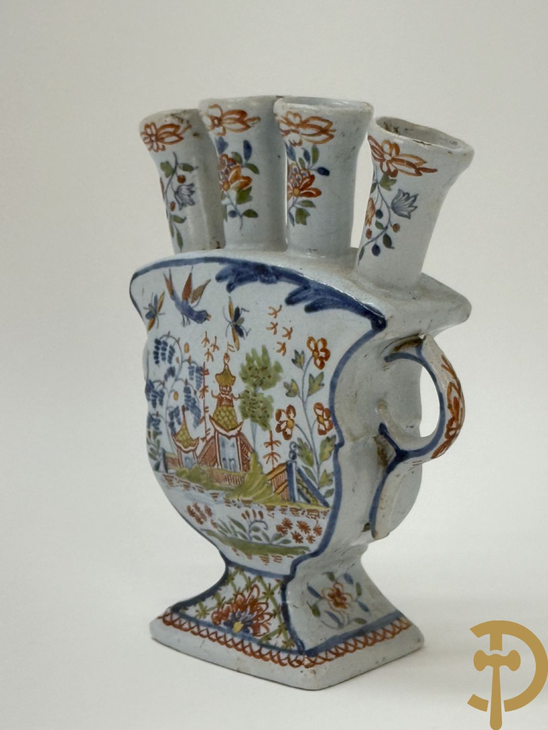 Meerkleurige beschilderde pique fleur vaas met bloemen en tempeldecor, onderaan gemerkt Rouan, toegechreven aan Guillebaud