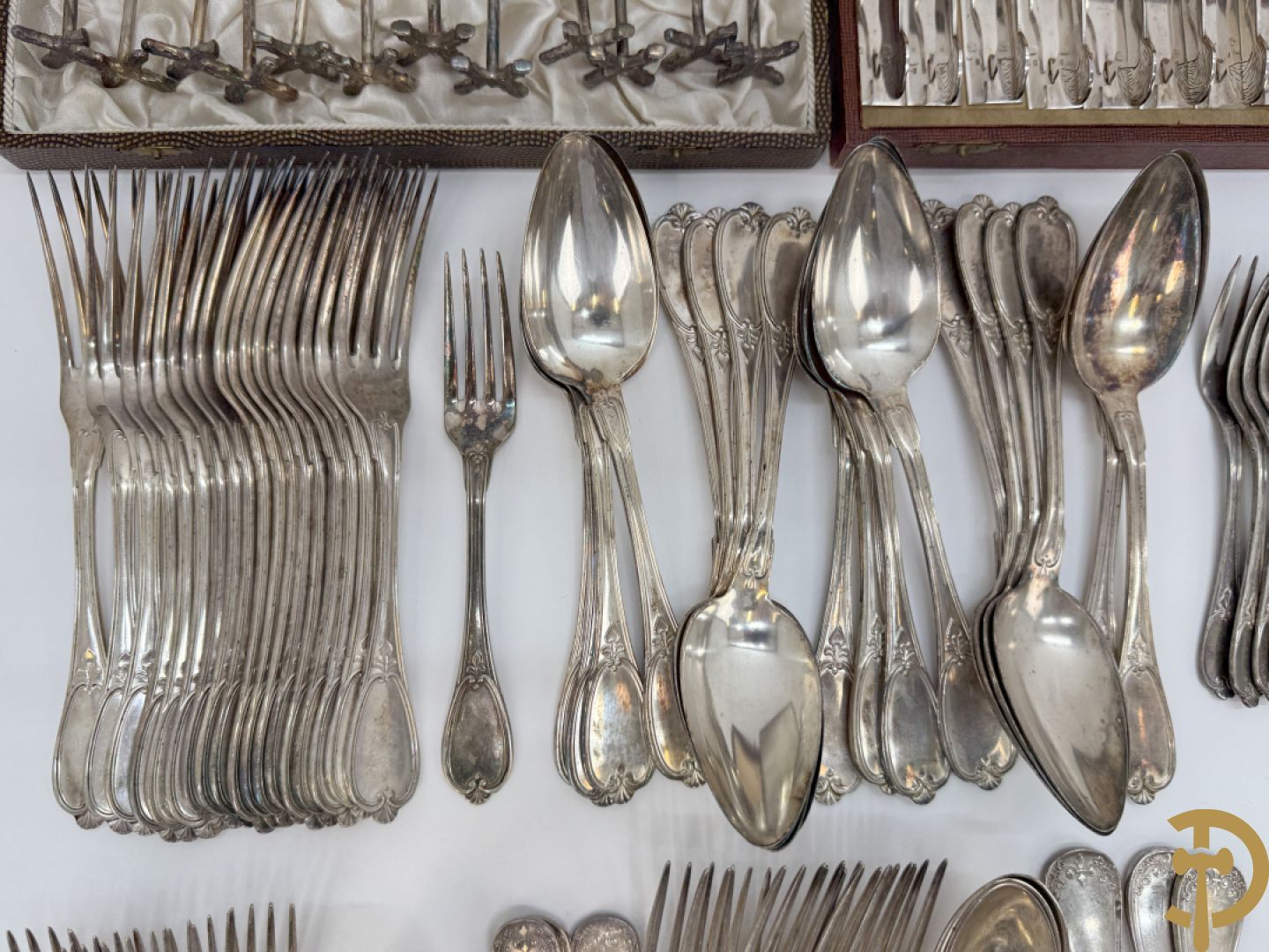 Verzilverd bestek Louis Philippe bestaande uit lepels, vorken, koffielepels en vorken + 3 sets porte couverts van o.a. Vossen