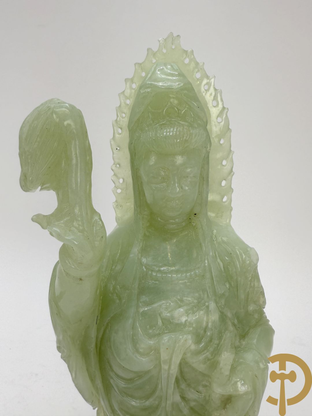 Jadeiet sculptuur van boedhistisch figuur + jadeiet wijsgeer met perziken + geisha in jadeiet