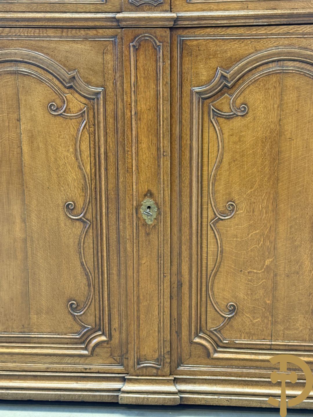 Massief eiken Luikse vitrinekast, boven met 2 beglaasde deuren en gebogen kop, Louis XV stijl, 18e