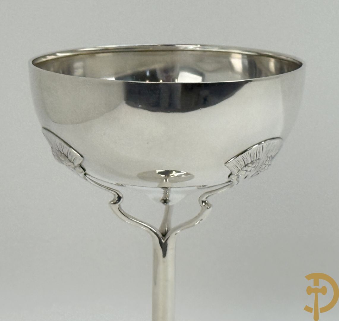 Massief zilveren coupe op voet gehouden door 3 bloemstengels, Art Nouveau Jugendstil, getekend 1912 Stockholm, gehalte 925, gestempeld GAB