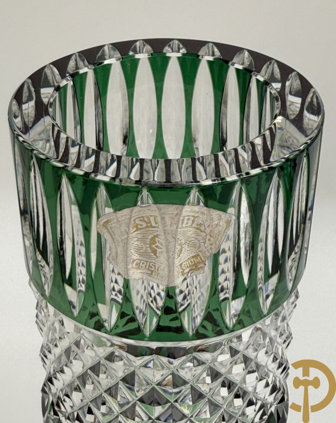 Mooi lot gekleurd Val Saint Lambert kristal bestaande uit 4 vazen, parfumstel (2 ledig), geslepen glas, coupe, onderzetters en 3 asbakken (14 stuks in het totaal)