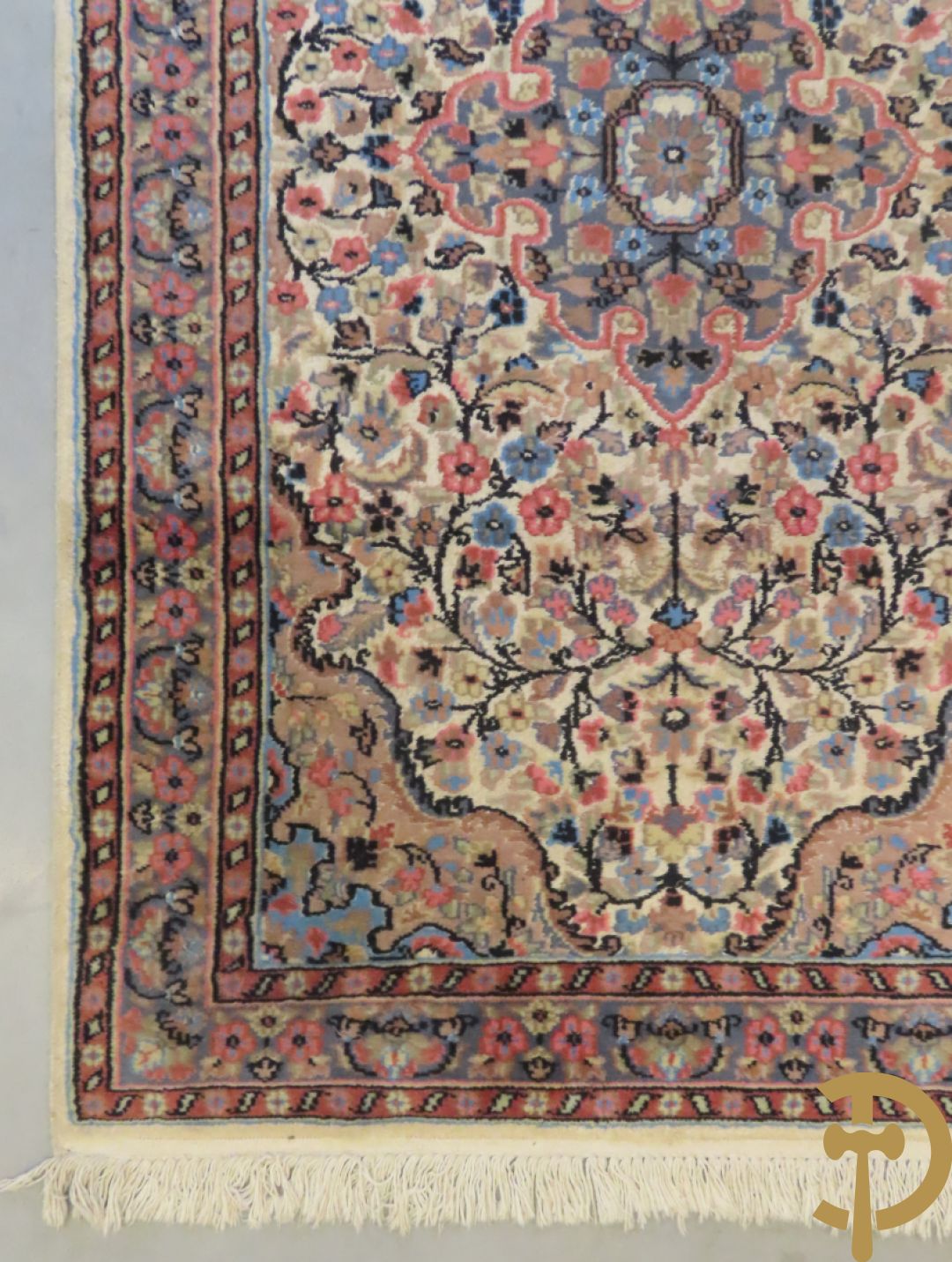 Oosters handgeknoopt tapijt met bloemenmotieven + Oosters handgeknoopt tapijt met geometrische motieven + Oosters handgeknoopt zijden tapijt met centrale fond en bloemenmotieven