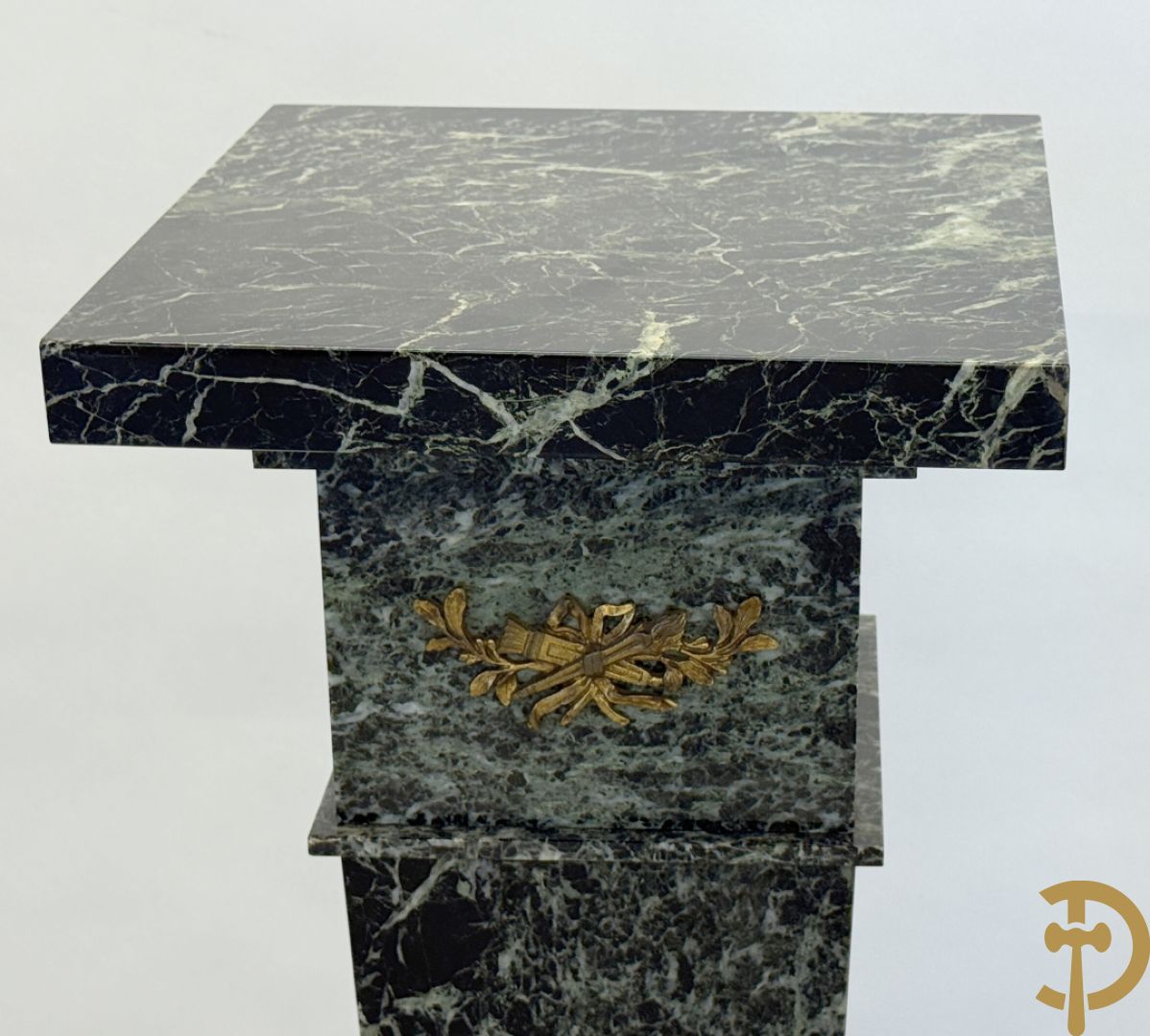 Zwart geaderde marmeren vierkante zuil met Louis XVI bronsbeslag, met afneembare plateau