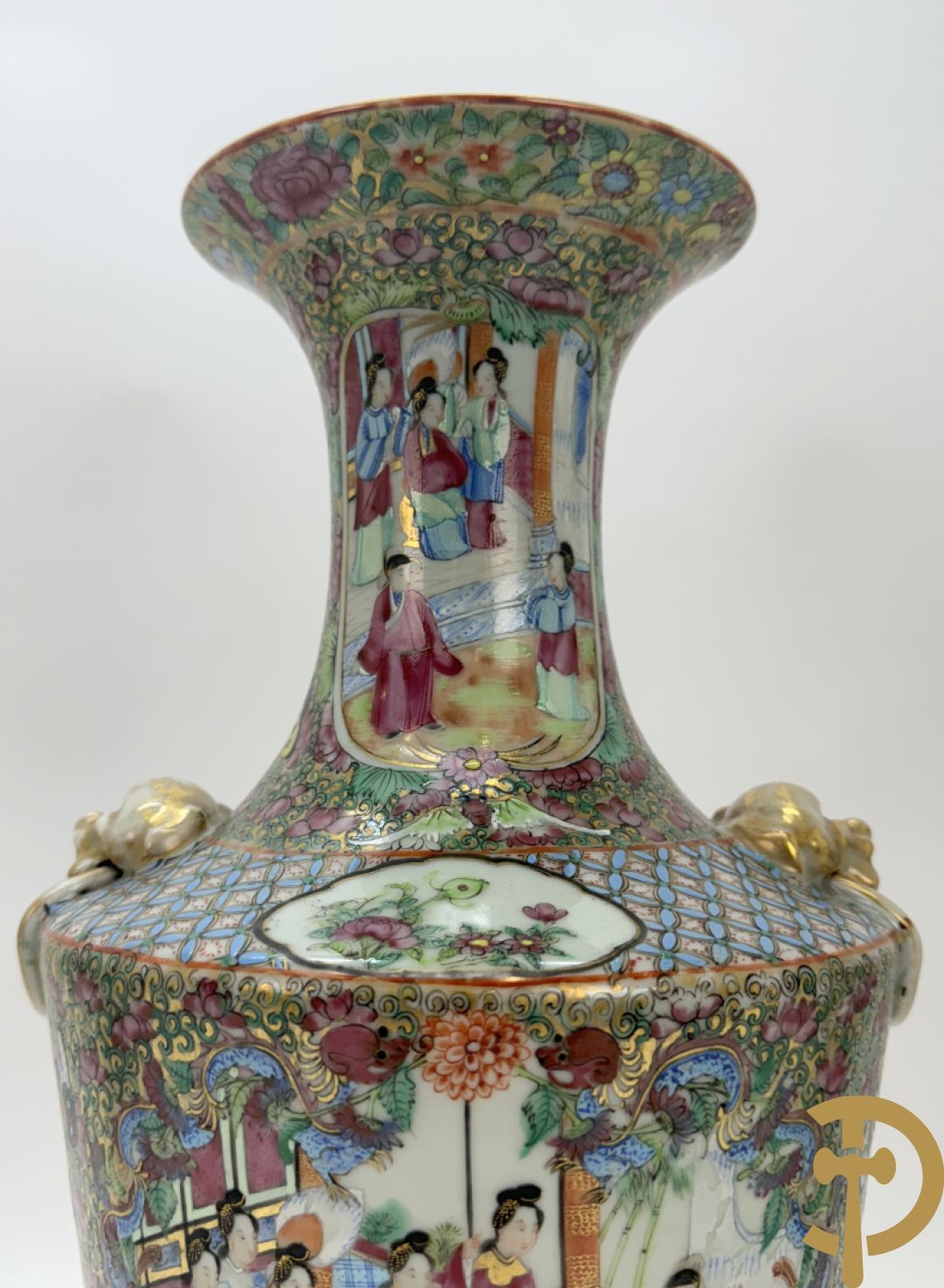 Paar Chinese porseleinen famille rose Kanton vazen met geanimeerd decor en zijdelings met fo honden