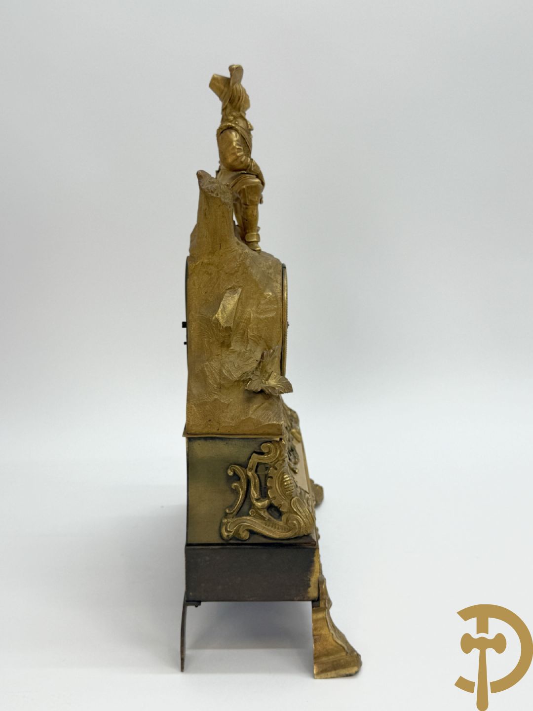 Vuurvergulde bronzen schouwpendule met musketier bekroond, getekend Cadart à Lille
