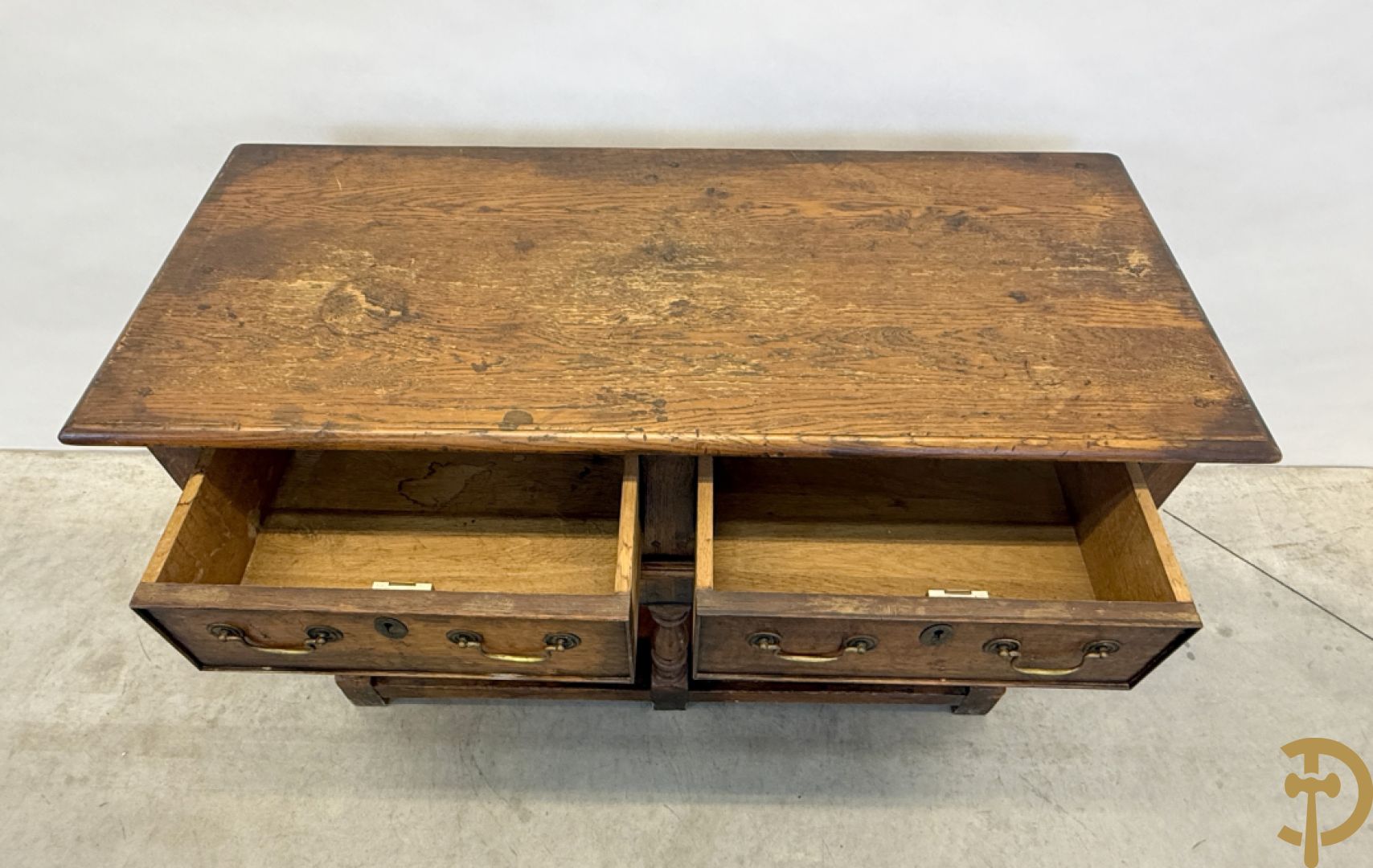 Massief eiken Engelse side board met 2 lades, op ballusterpoten