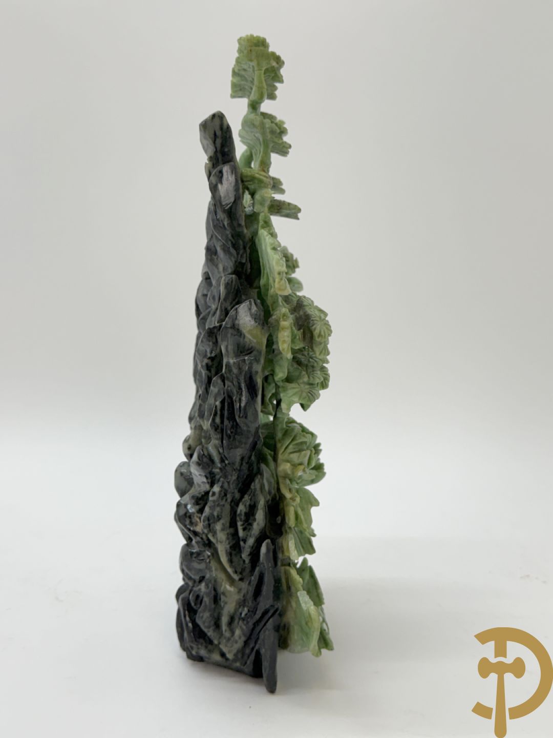 Sculptuur in speksteen van natuurtafereel met vogels en pioenrozen + speksteen sculptuur tafereel van 2 fo honden en vaas