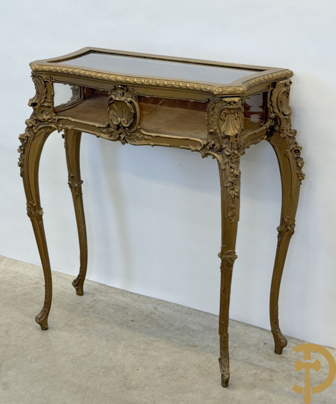 Vergulde Louis XV juwelenvitrine met openklapbaar deksel, bezet met rocailles, op voluutvormige poten