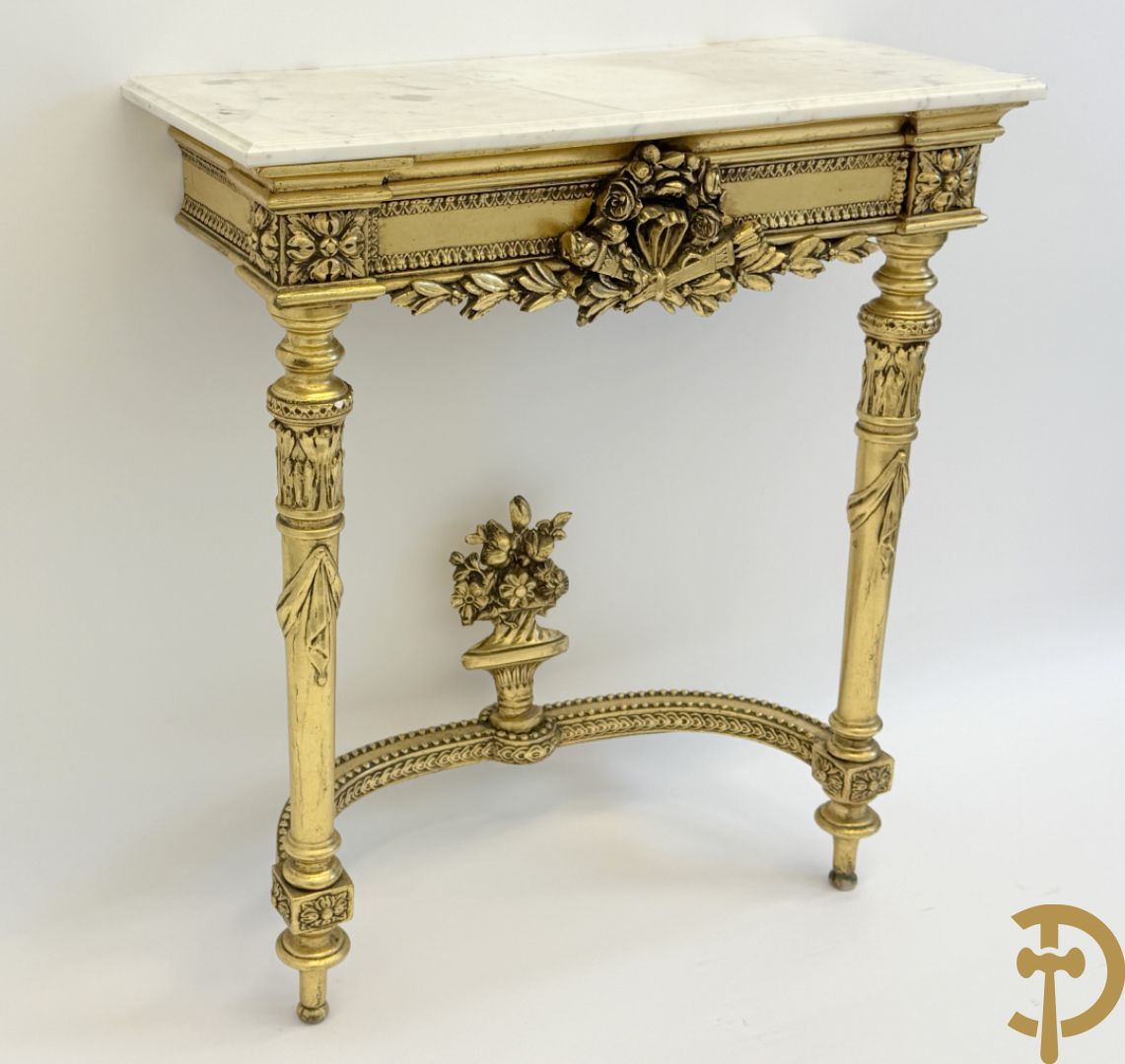 Vergulde console met Louis XVI motieven en amfoor  + vergulde spiegel met Louis XVI motieven