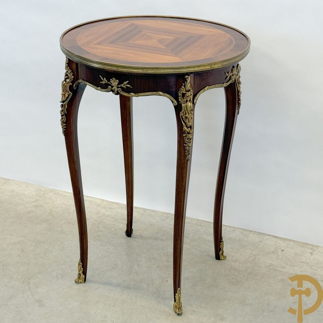 Mahoniehouten ronde bijzettafel met Louis XV bronsbeslag op 4 voluutvormige poten