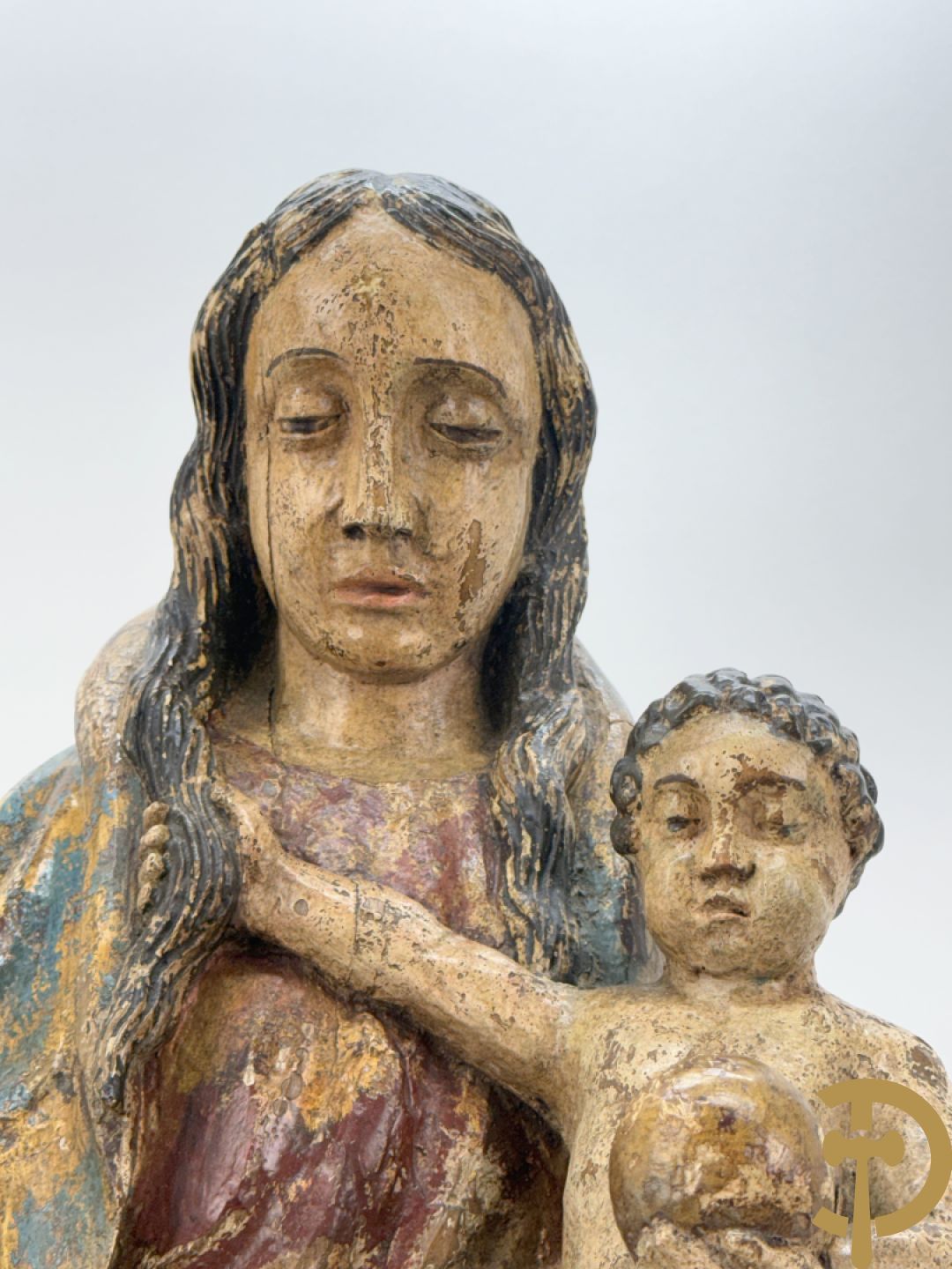 Houtsculptuur gepolychromeerde zittende Madonna met kind op de schoot, Zuid Europees