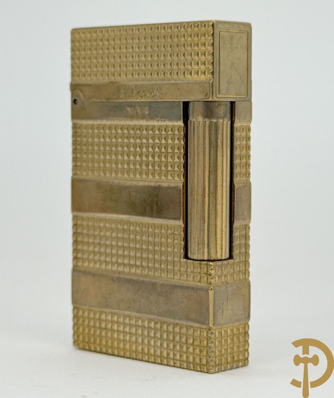 Vergulde aansteker S.T. Dupont met lijn en bandmotief serienummer "07D05A8" - in etui