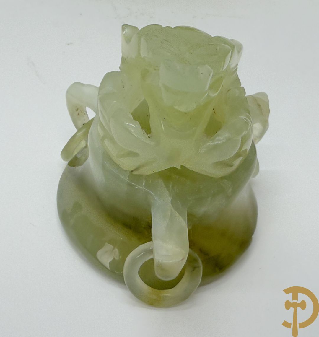 Drie Chinese handgesculpteerde urnes in gesteente met drakendecor (jade, amethist en fluoriet)