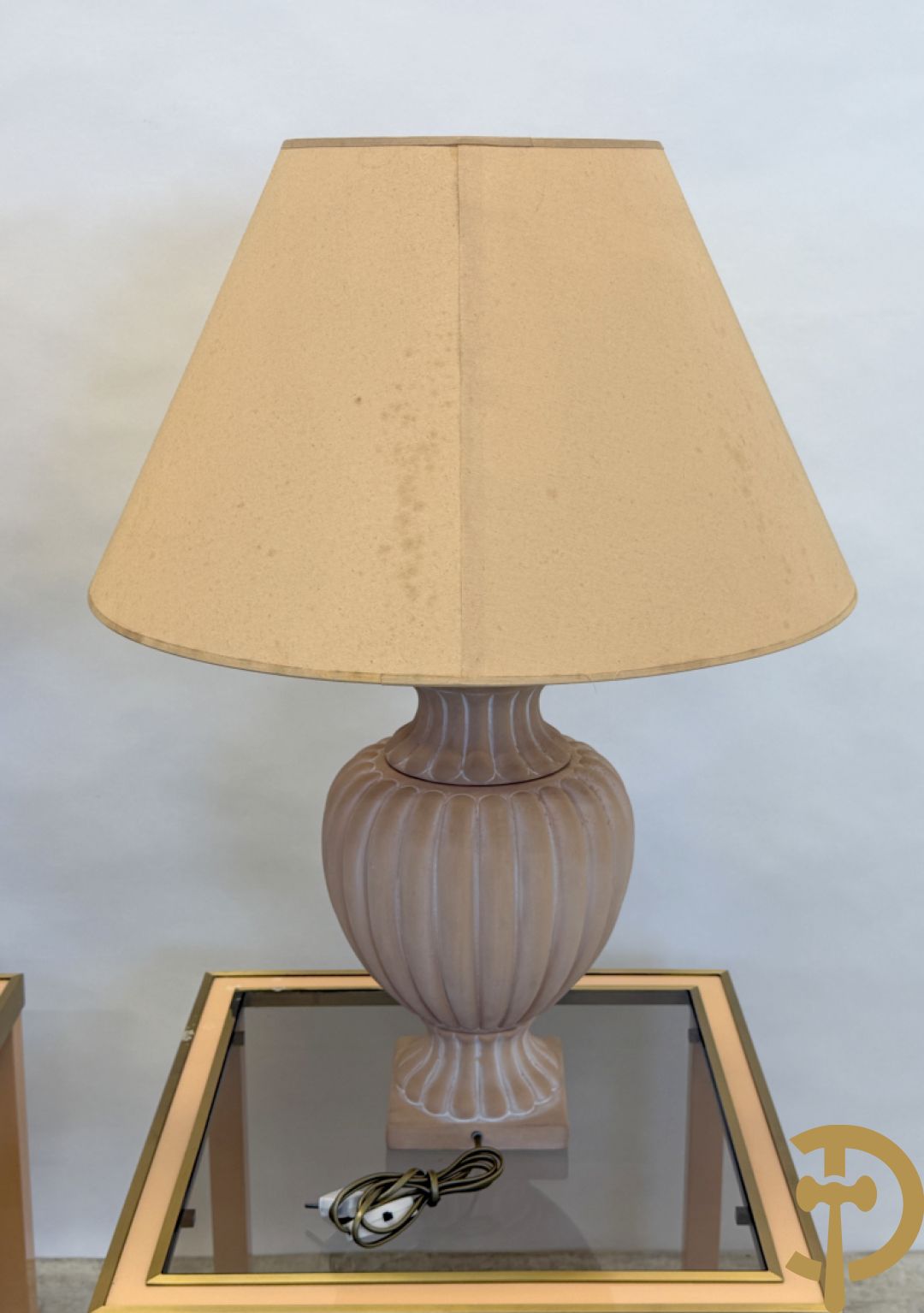 Paar bijzettafels met koperafwerking en glazen fumé blad + 2 bijhorende lampadaires in terra cotta