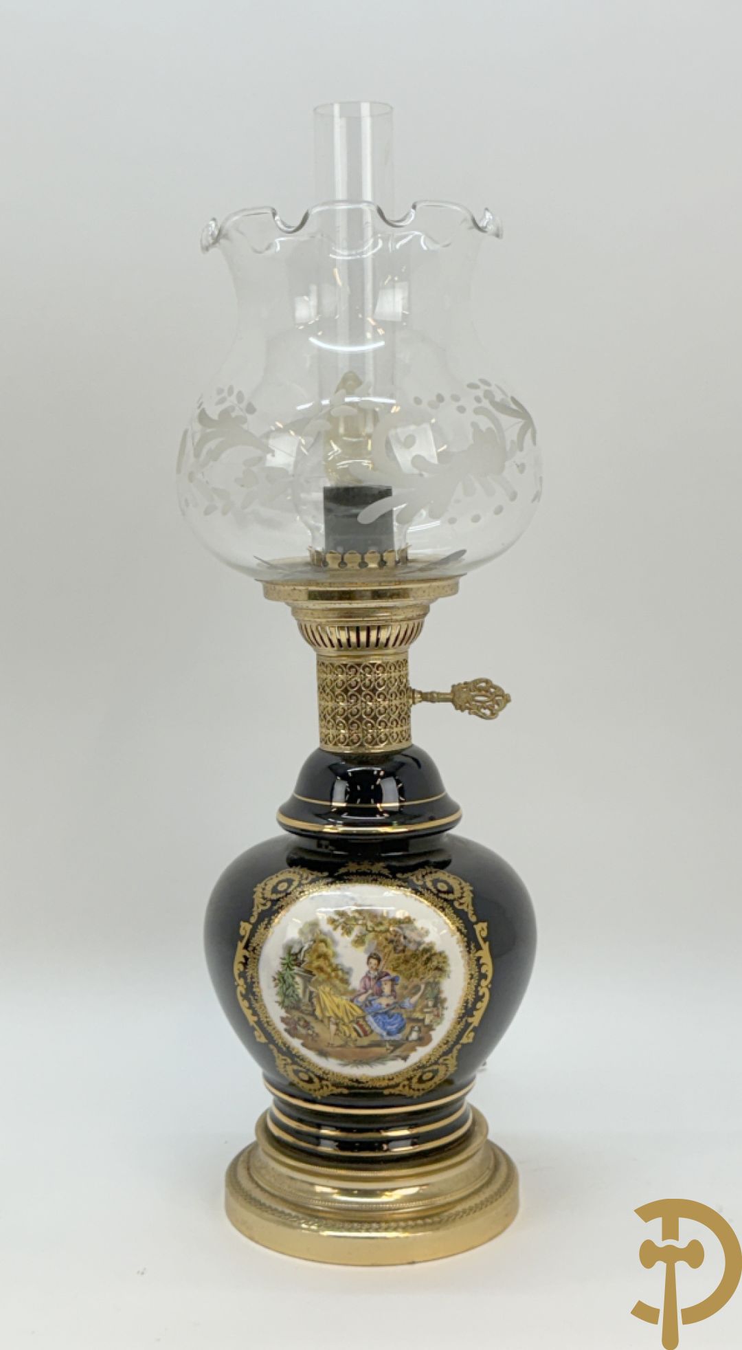 Sèvres stijl dekselpotiche met koperen ornamenten en romantisch decor + lampadaire in Sèvres stijl met romantisch decor