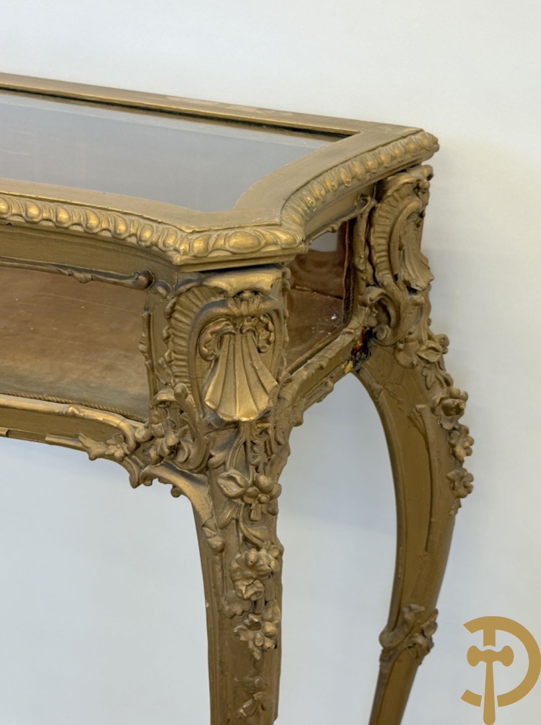 Vergulde Louis XV juwelenvitrine met openklapbaar deksel, bezet met rocailles, op voluutvormige poten