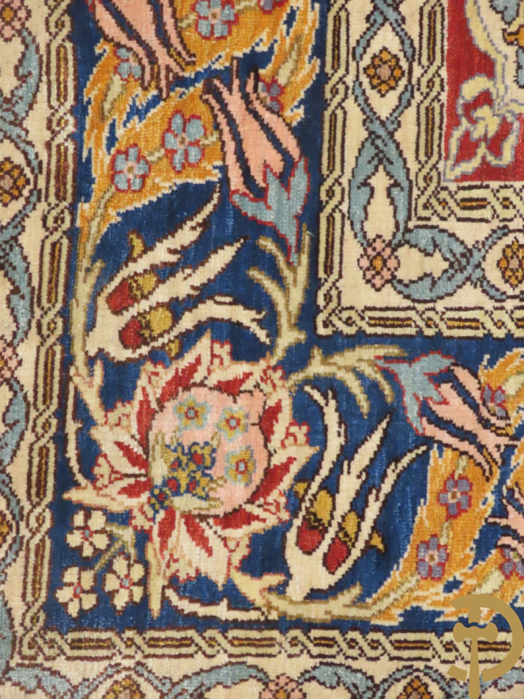 Oosters handgeknoopt tapijt met florale motieven Hereke