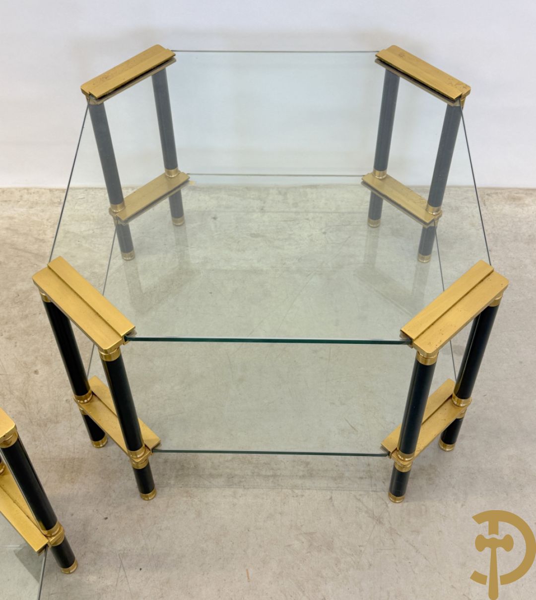 Vintage salontafel met glas en koperafwerking + 3 bijhorende vintage bijzettafels