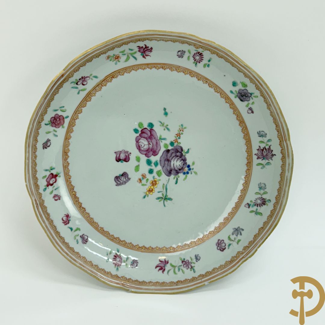 Negen Famille rose bordjes w.o. zes plat gekartelde, 1 diep gekartelde en 2 vlakke met bloementaferelen