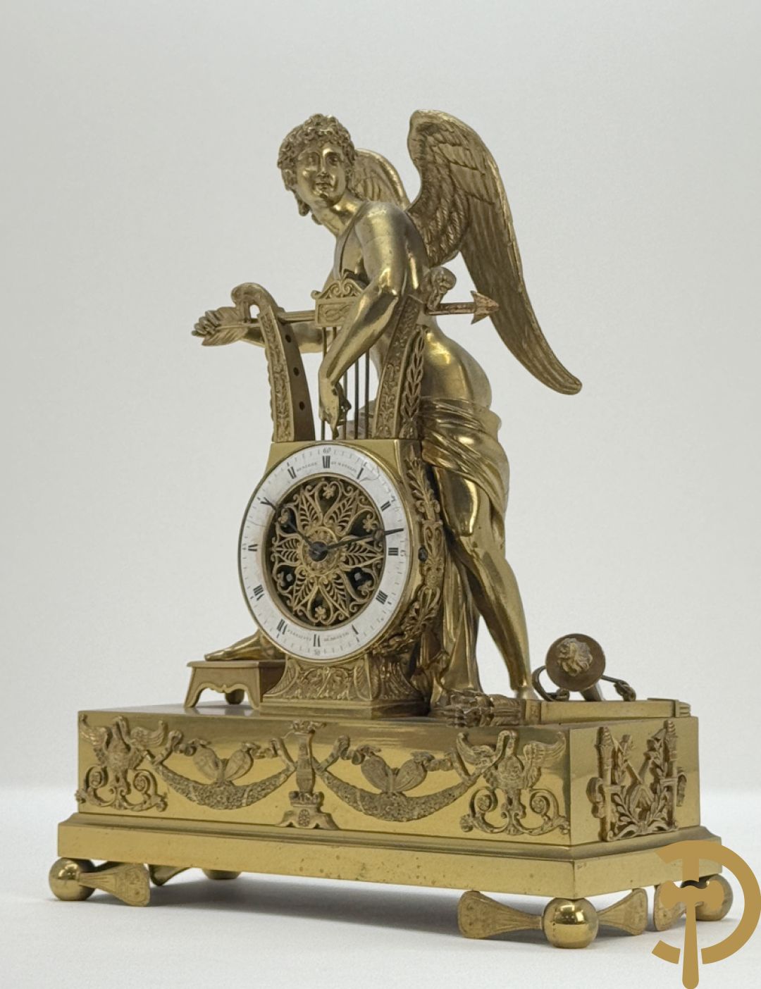 Vuurvergulde Franse bronzen Empire stijl pendule, harpvormige horloge met gevleugelde Griekse mythologische figuur, Erso die zijn lier bespeelt - Deniere et E. Mattelin, Fabricants de Bronze