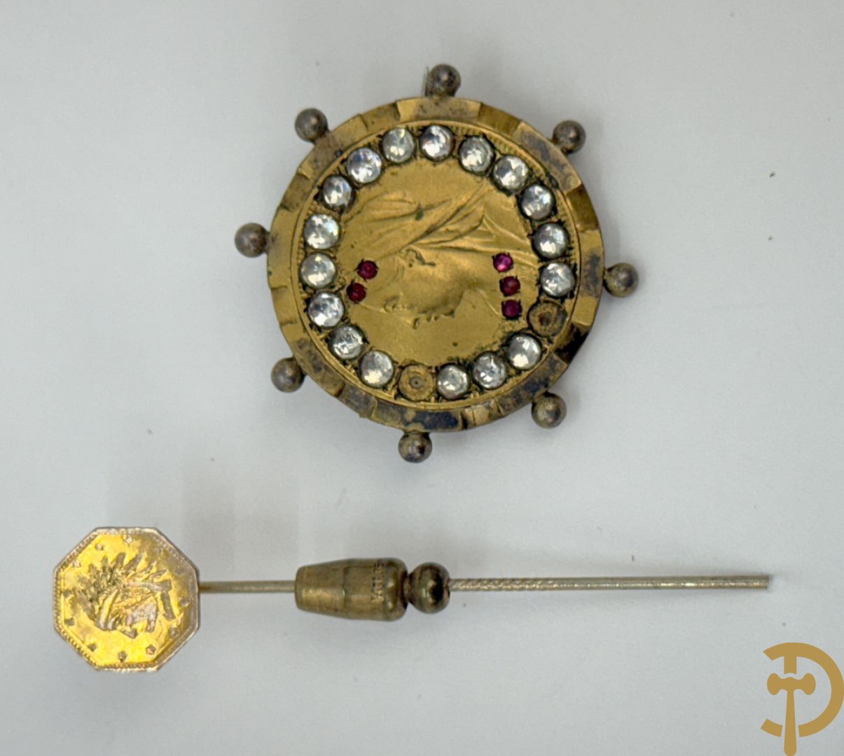 Broche gemaakt van half penny 1899 + dasspeld gemaakt van een California Fractional Gold Token met een Indiaans hoofd
