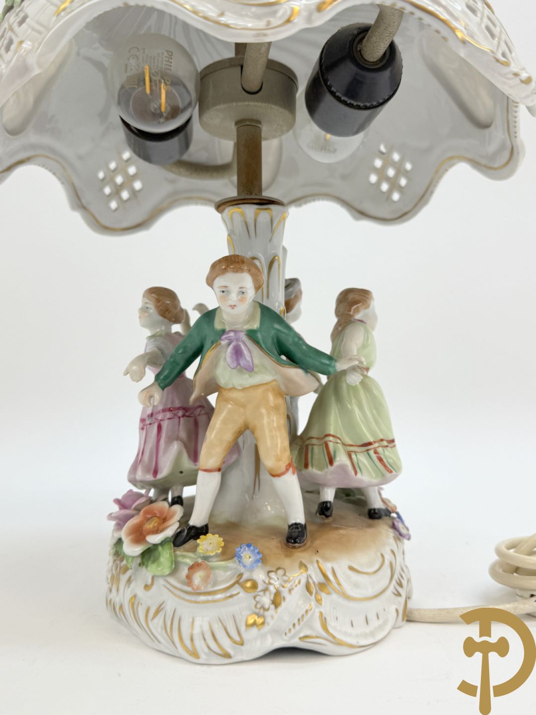 Porseleinen lampadaire met dansende figuren, bovenaan met porseleinen kap bezet met bloemmetjes