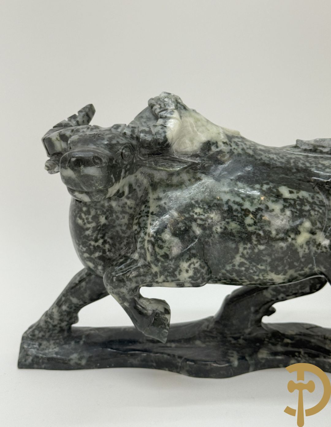 Sculptuur van 2 buffels in nefriet + Liggende buffel in nefriet + drakenfiguur in nefriet op houten sokkel