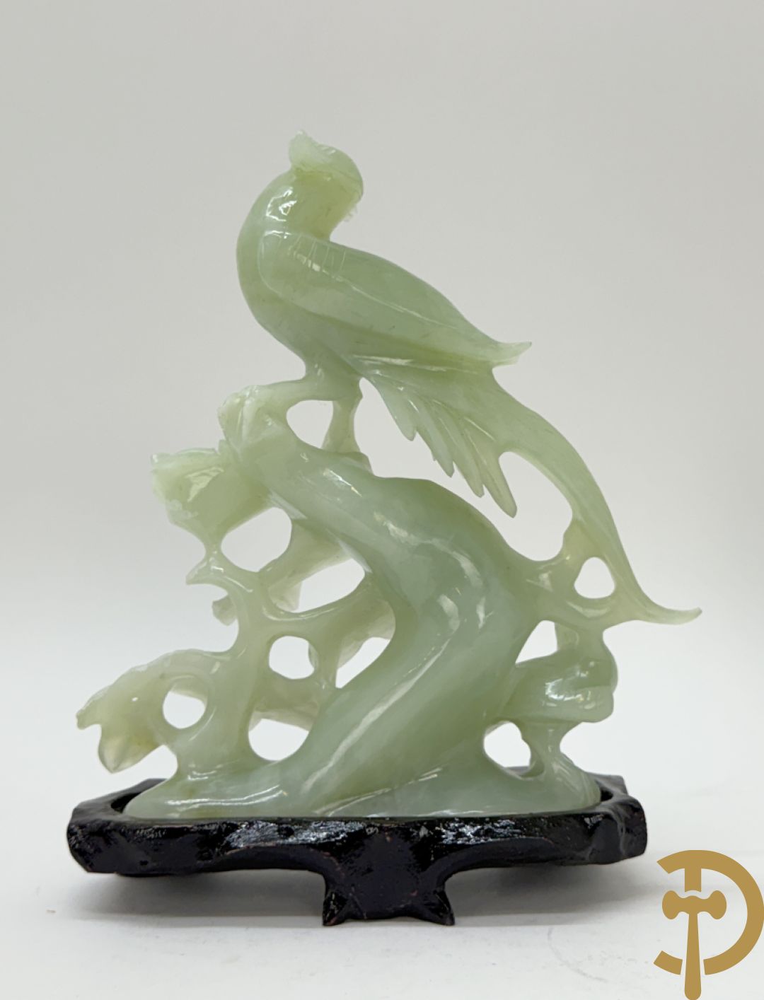 Drie handgesculpteerde Aziatische vogels met bloemenmotieven in jadeiet + klein haantje in jadeiet