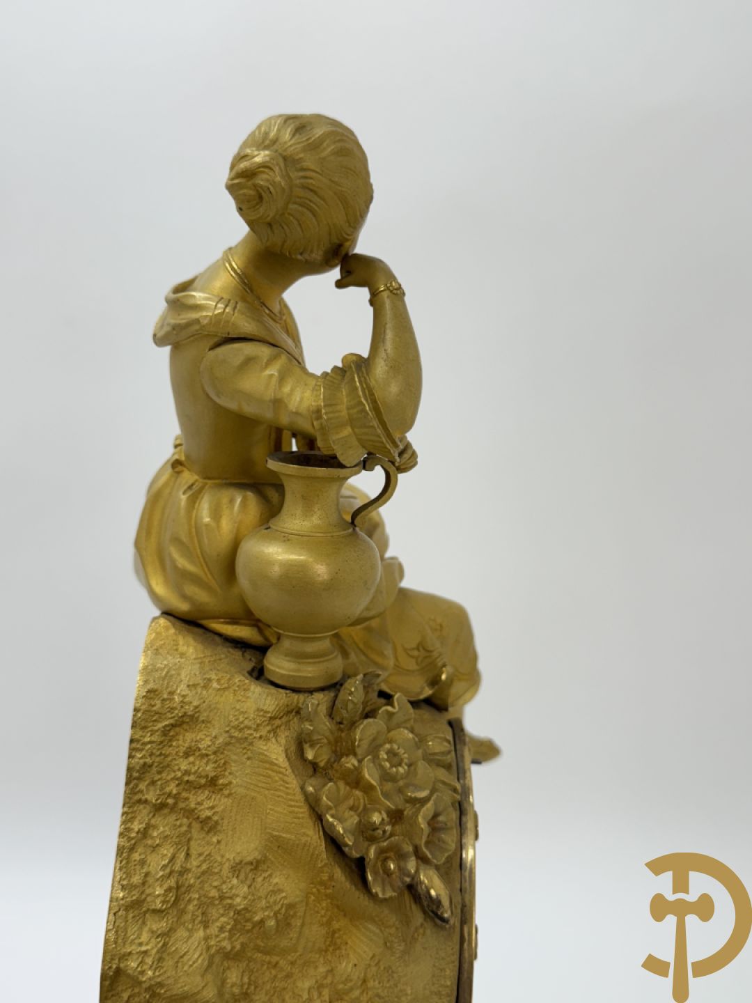Vergulde bronzen pendule met dame onder globe, Boursier Elève de Lepaute à Paris getekend
