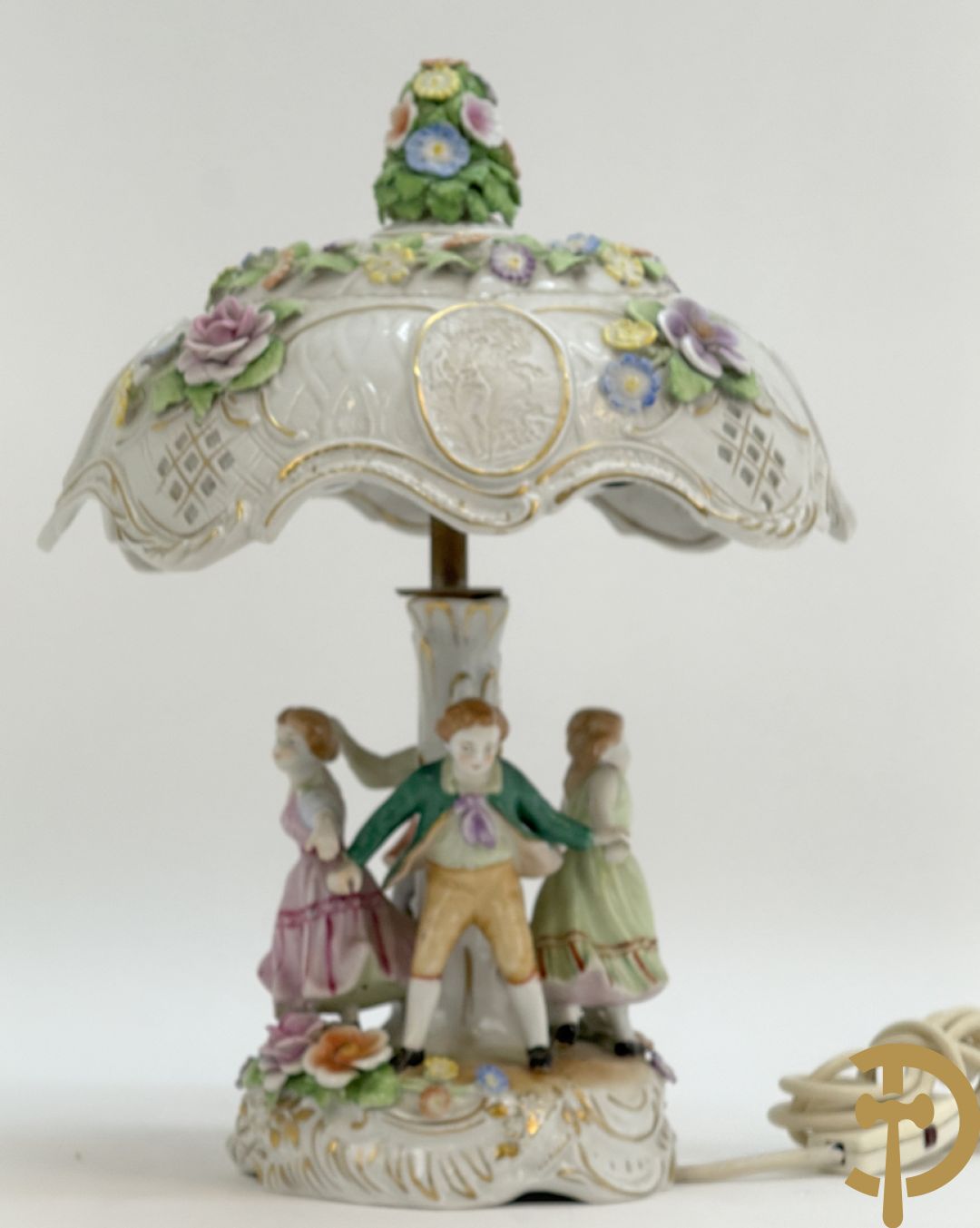 Porseleinen lampadaire met dansende figuren, bovenaan met porseleinen kap bezet met bloemmetjes